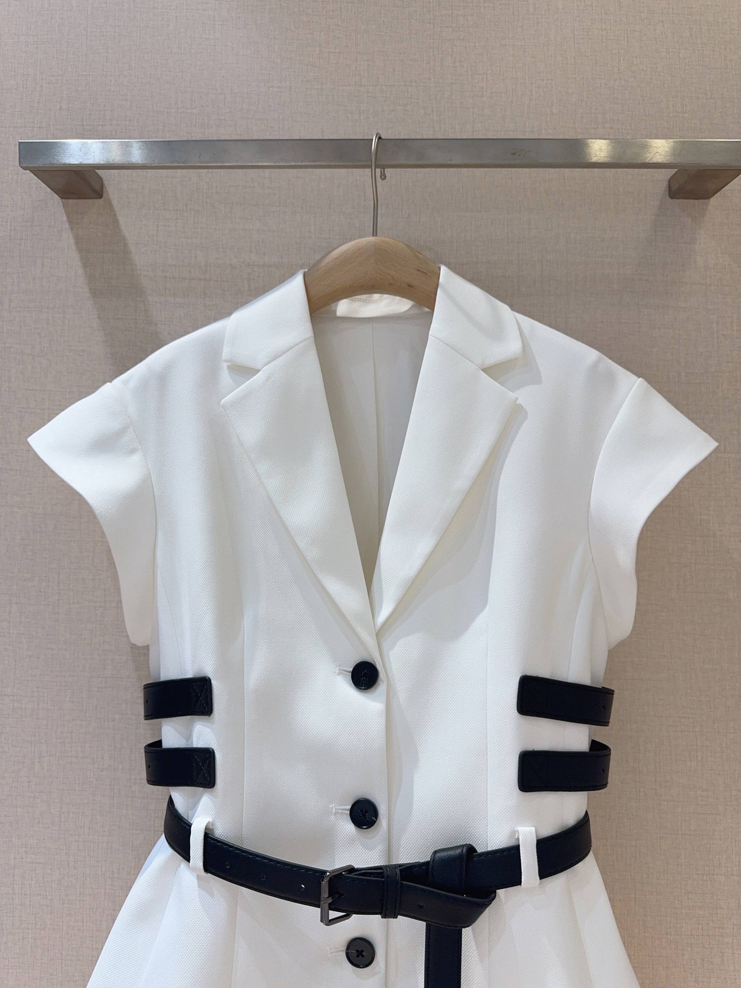 D 25 White short-sleeved suit