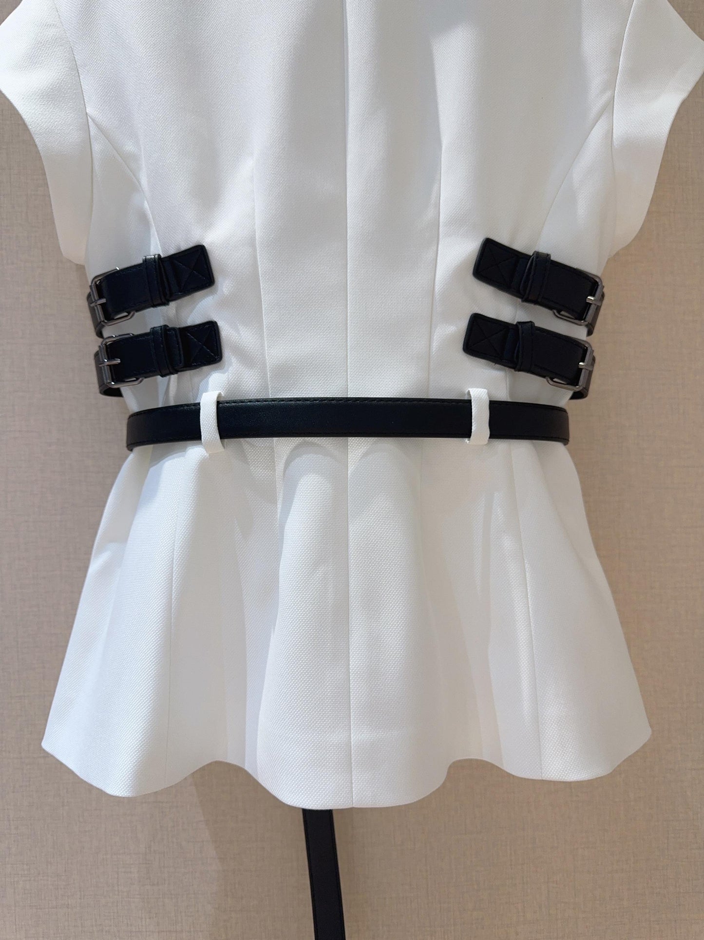 D 25 White short-sleeved suit