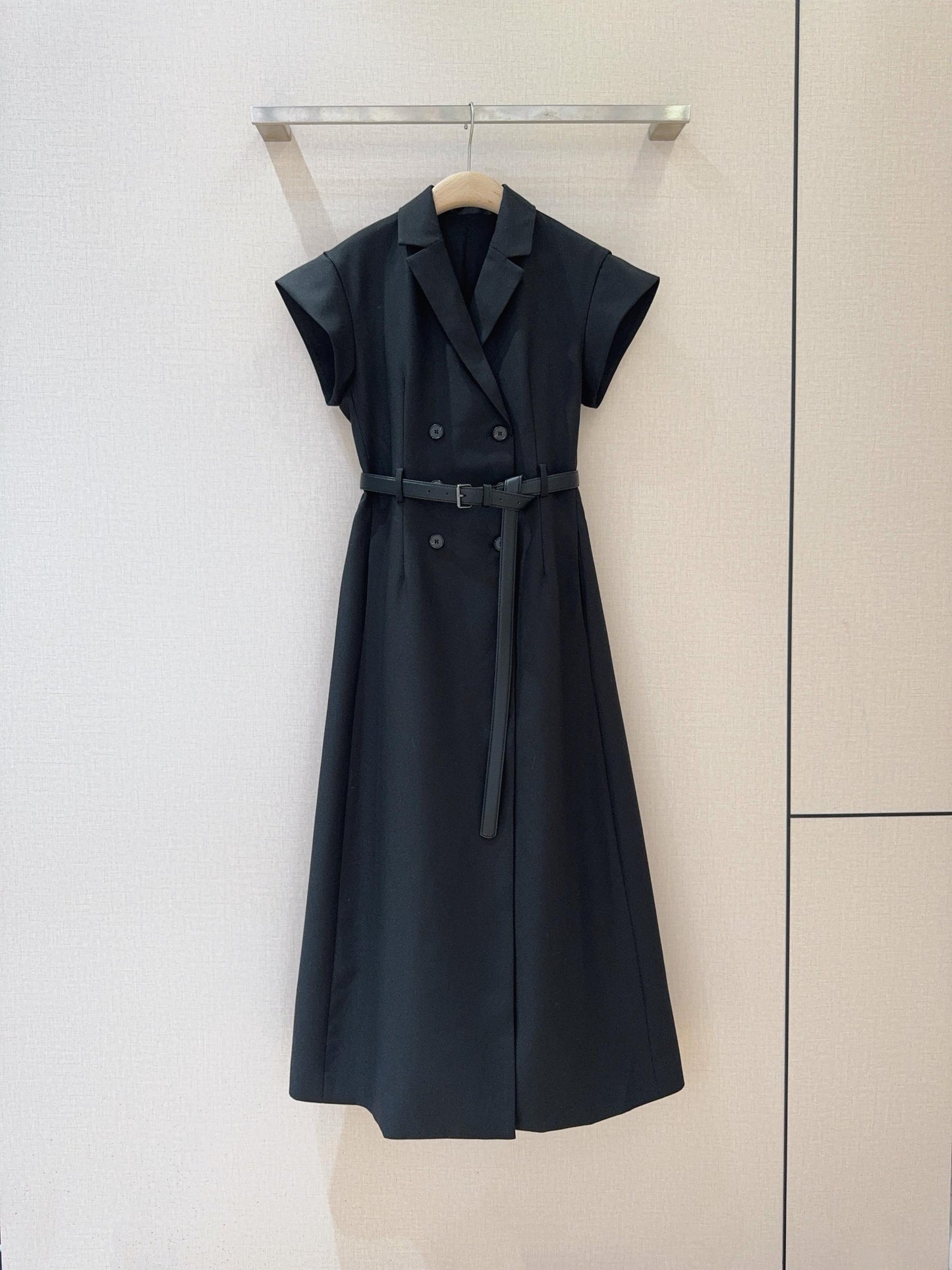 D 25 Simple short-sleeved belted dress