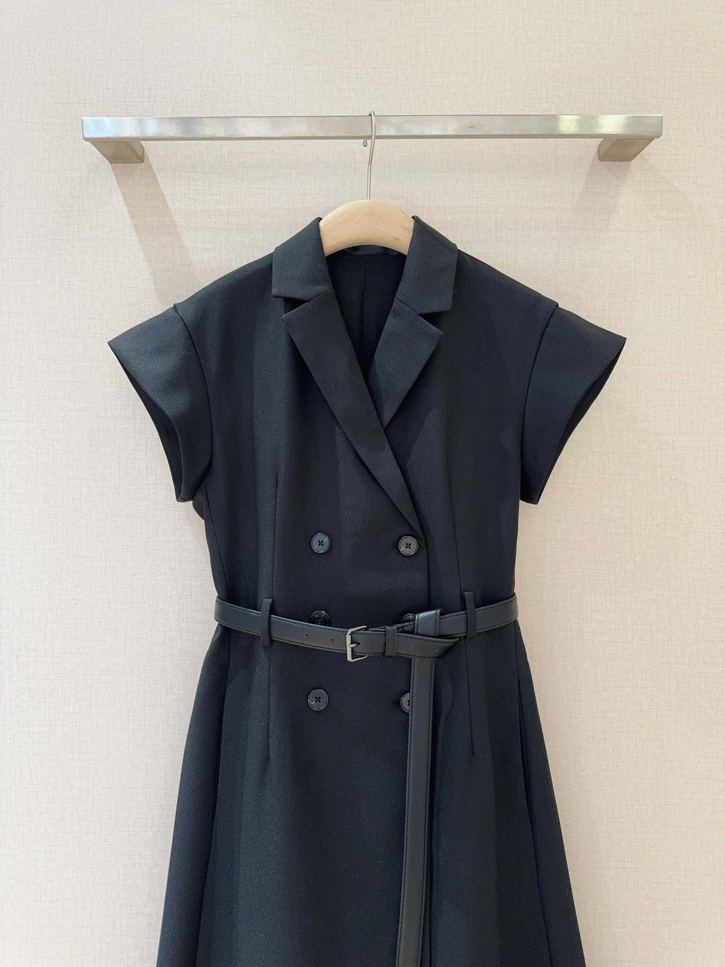 D 25 Simple short-sleeved belted dress