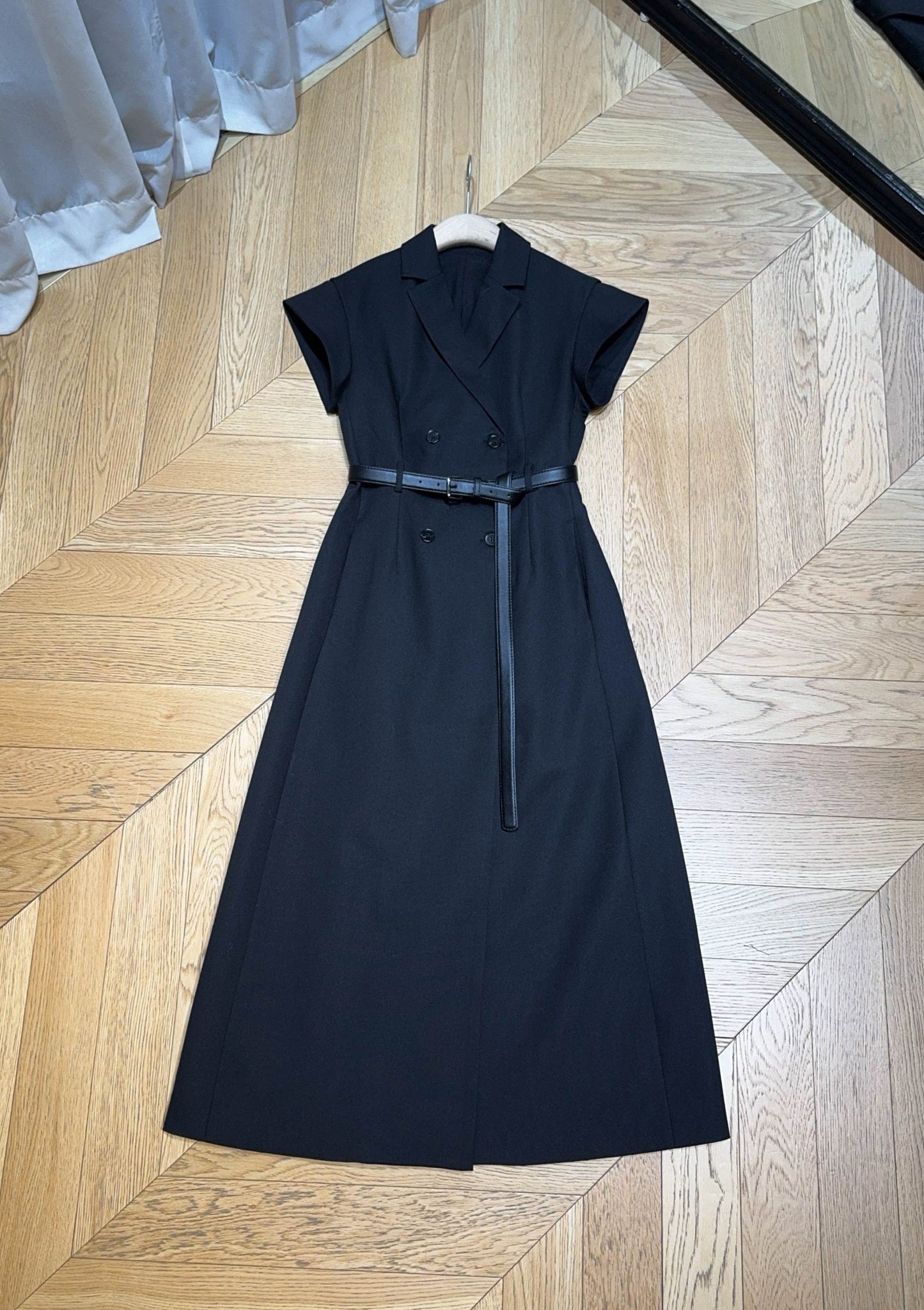 D 25 Simple short-sleeved belted dress
