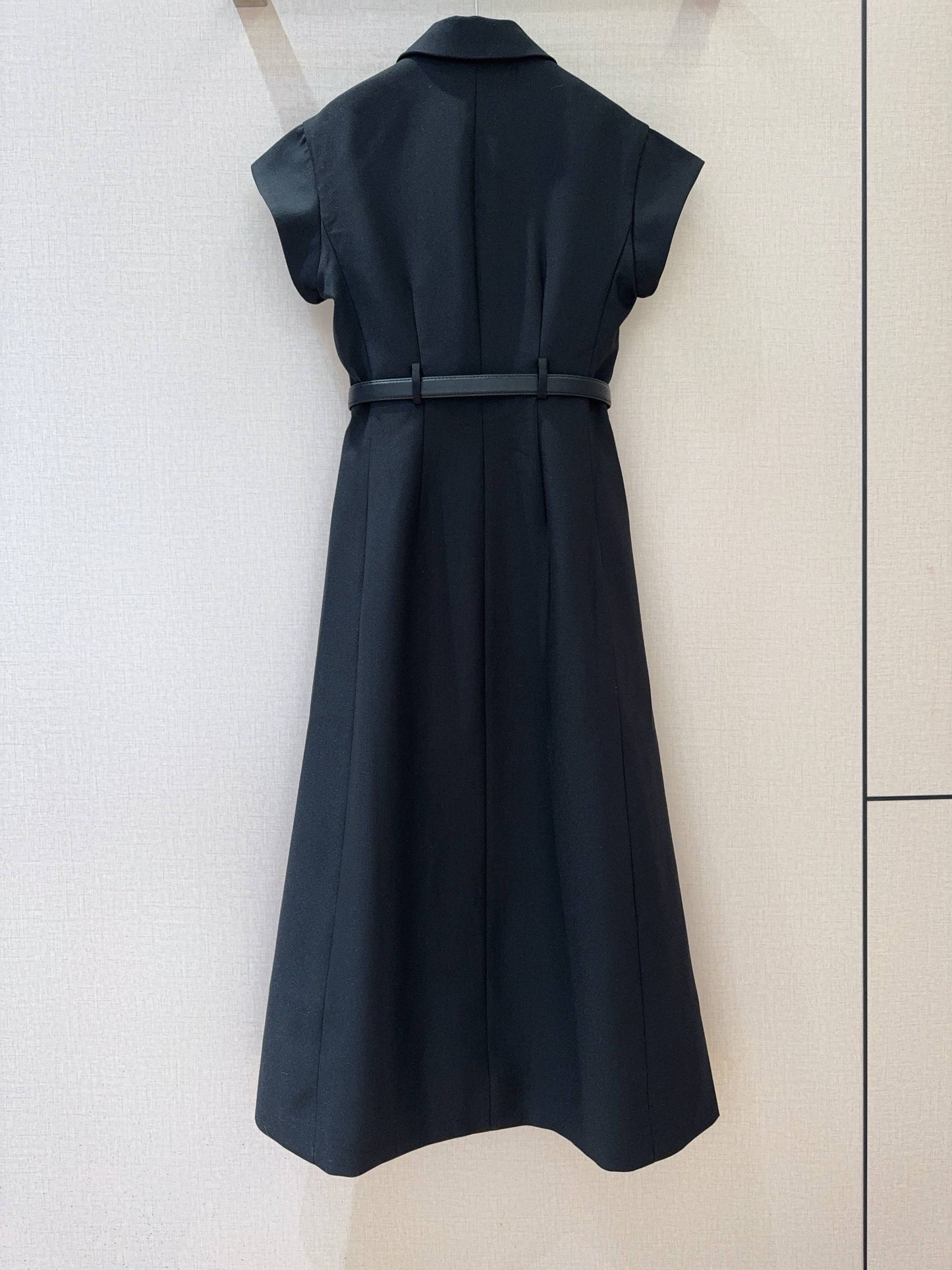 D 25 Simple short-sleeved belted dress