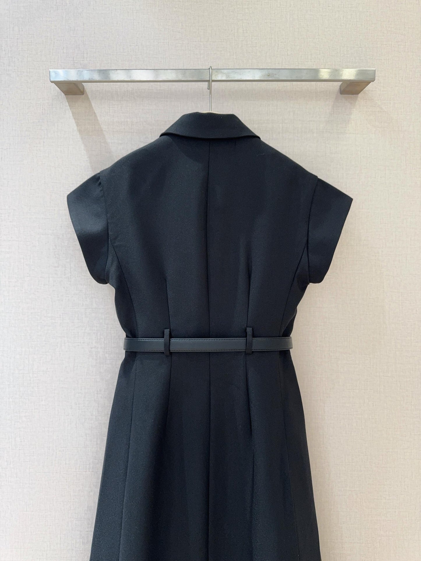 D 25 Simple short-sleeved belted dress