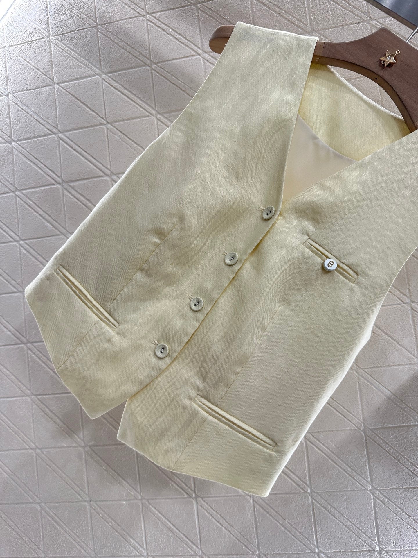 D 25 Silk scarf vest wide-legged pants set