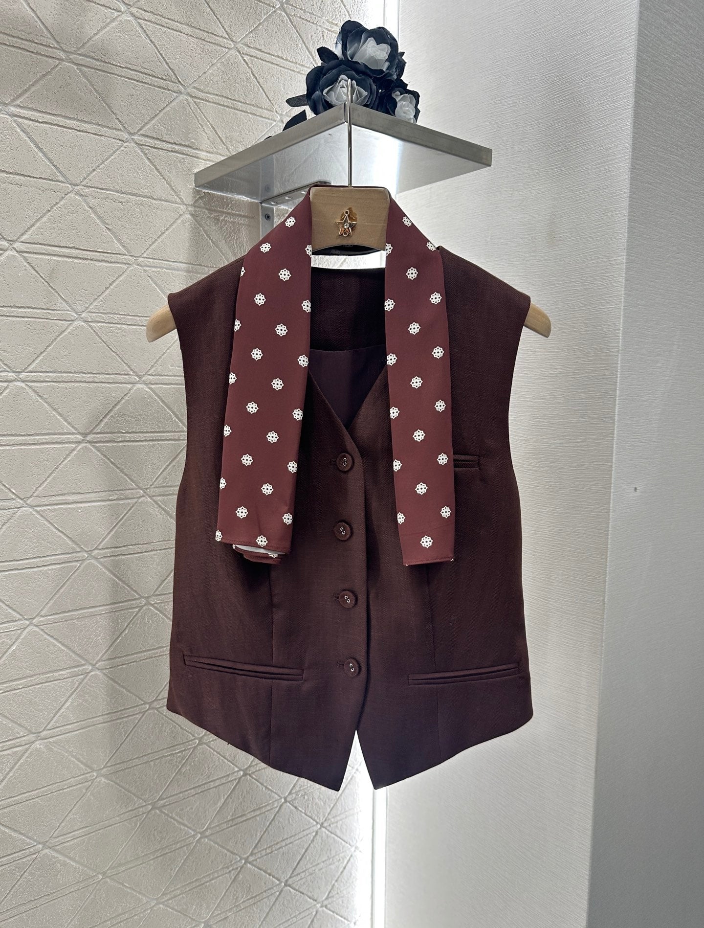 D 25 Silk scarf vest wide-legged pants set