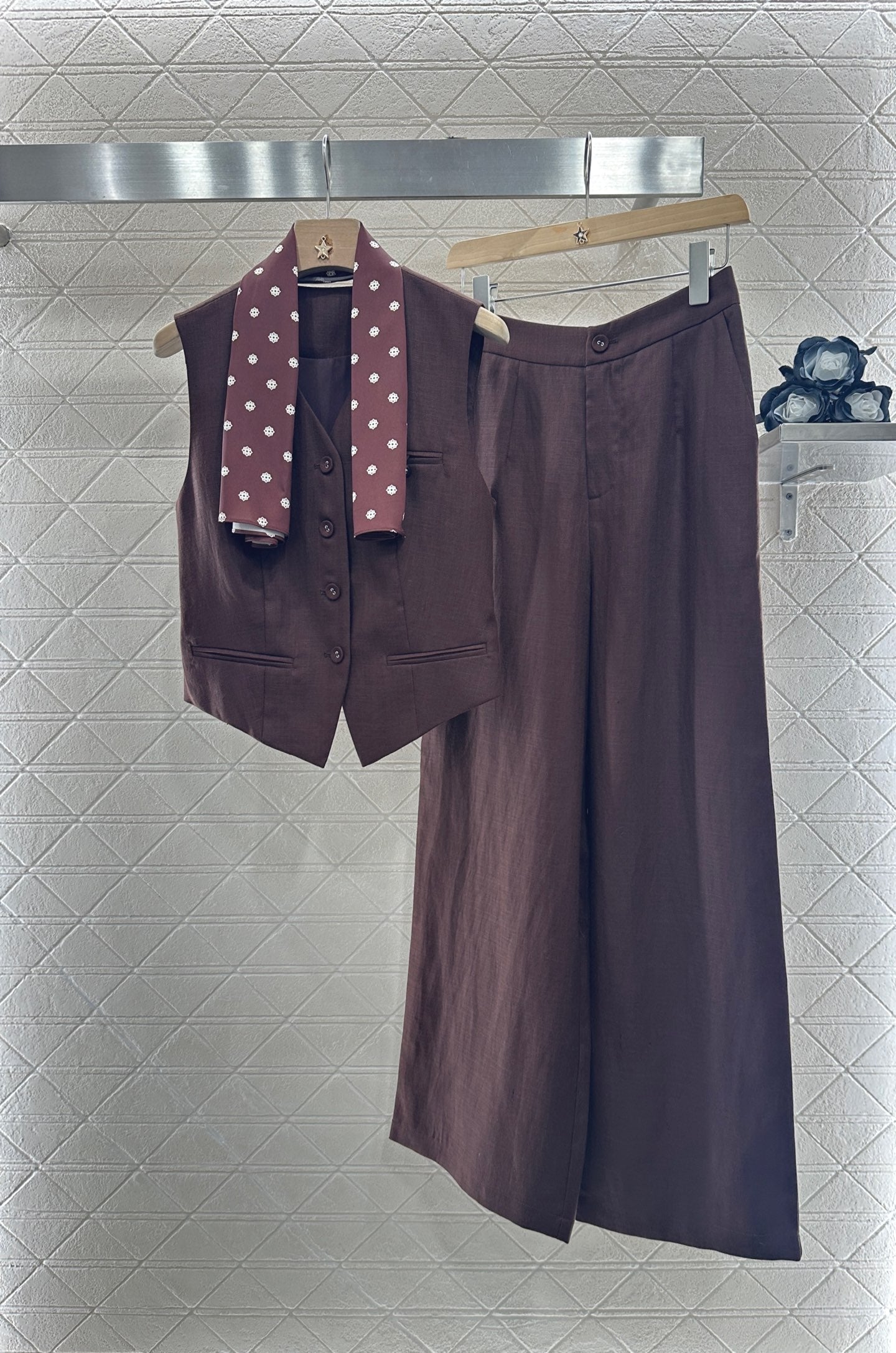 D 25 Silk scarf vest wide-legged pants set