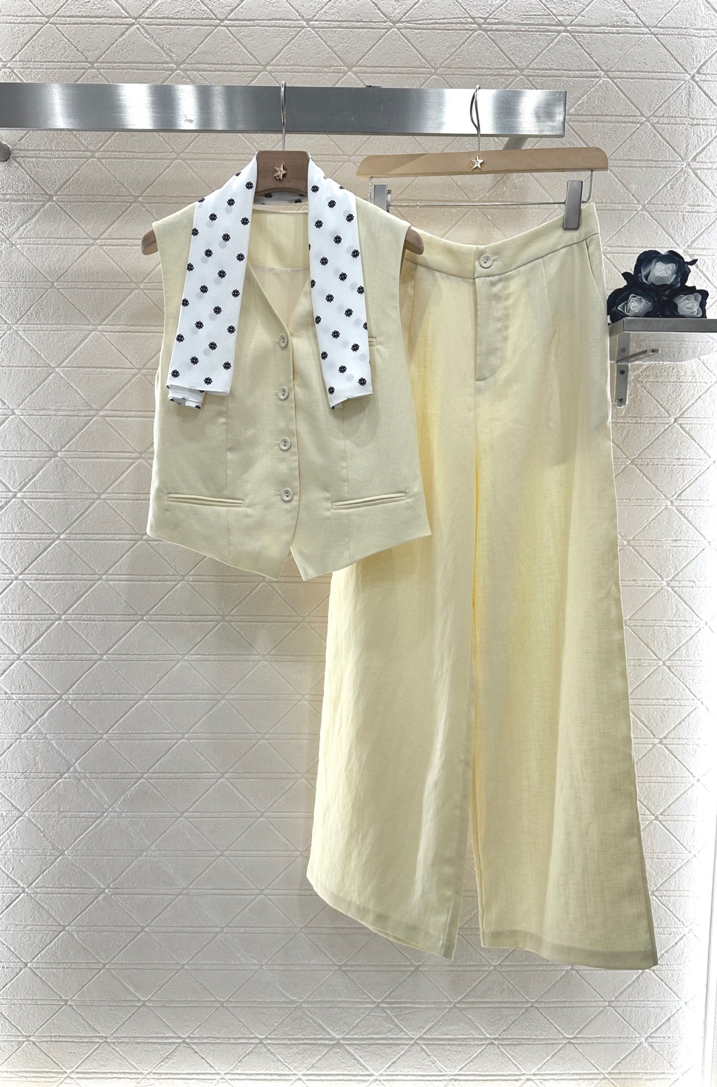 D 25 Silk scarf vest wide-legged pants set