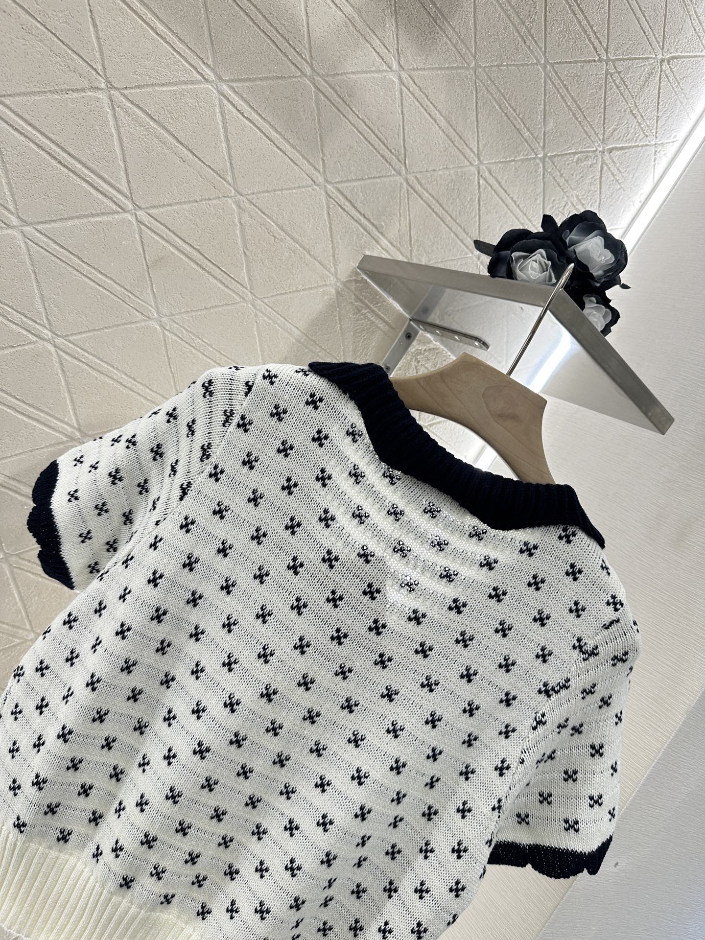 M 25 Contrast color knitted short-sleeved cardigan