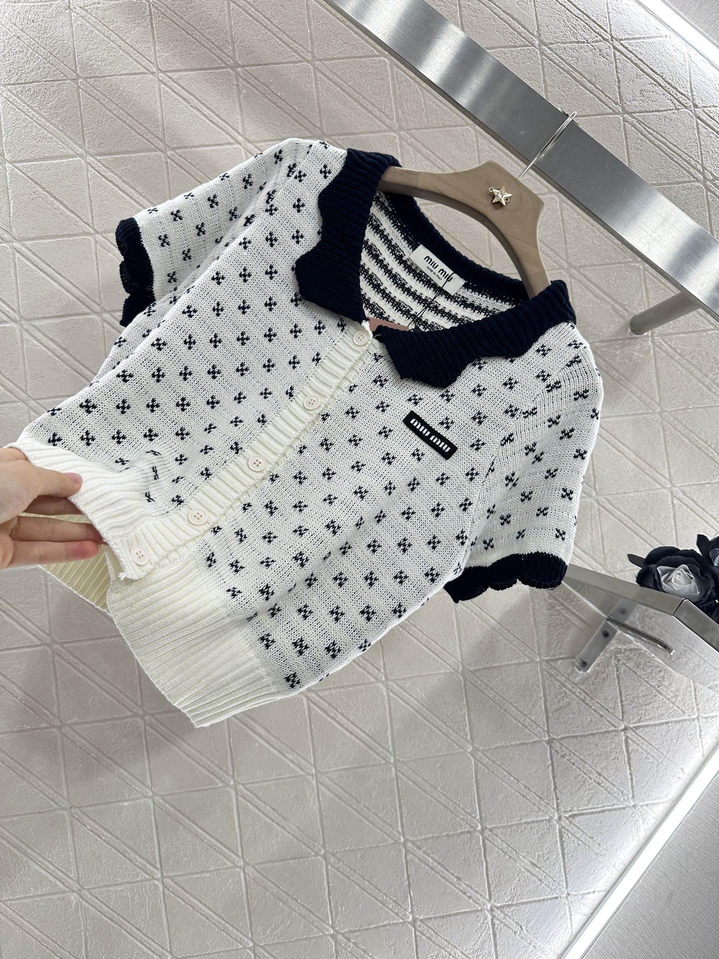 M 25 Contrast color knitted short-sleeved cardigan