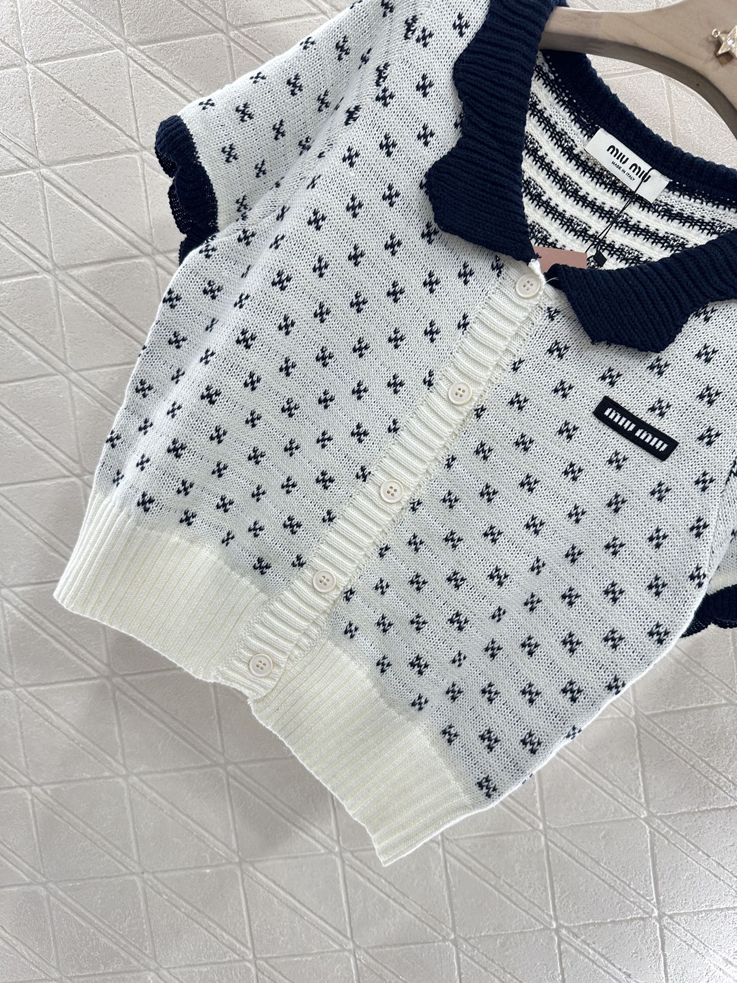 M 25 Contrast color knitted short-sleeved cardigan