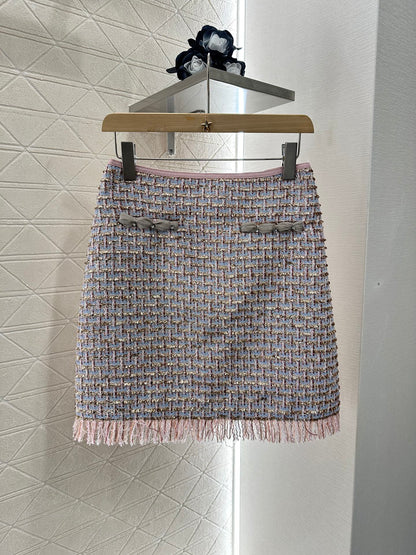 V 25 Round neck, tassels, skirt suits