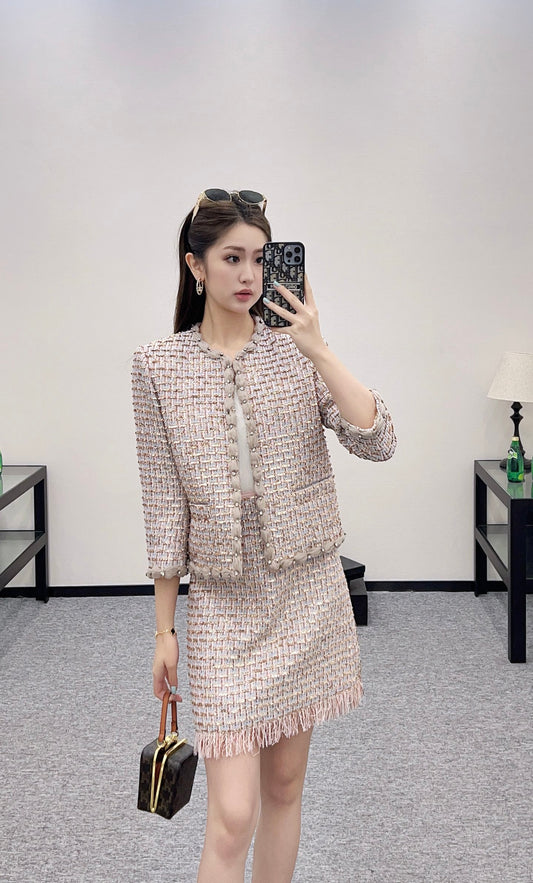 V 25 Round neck, tassels, skirt suits