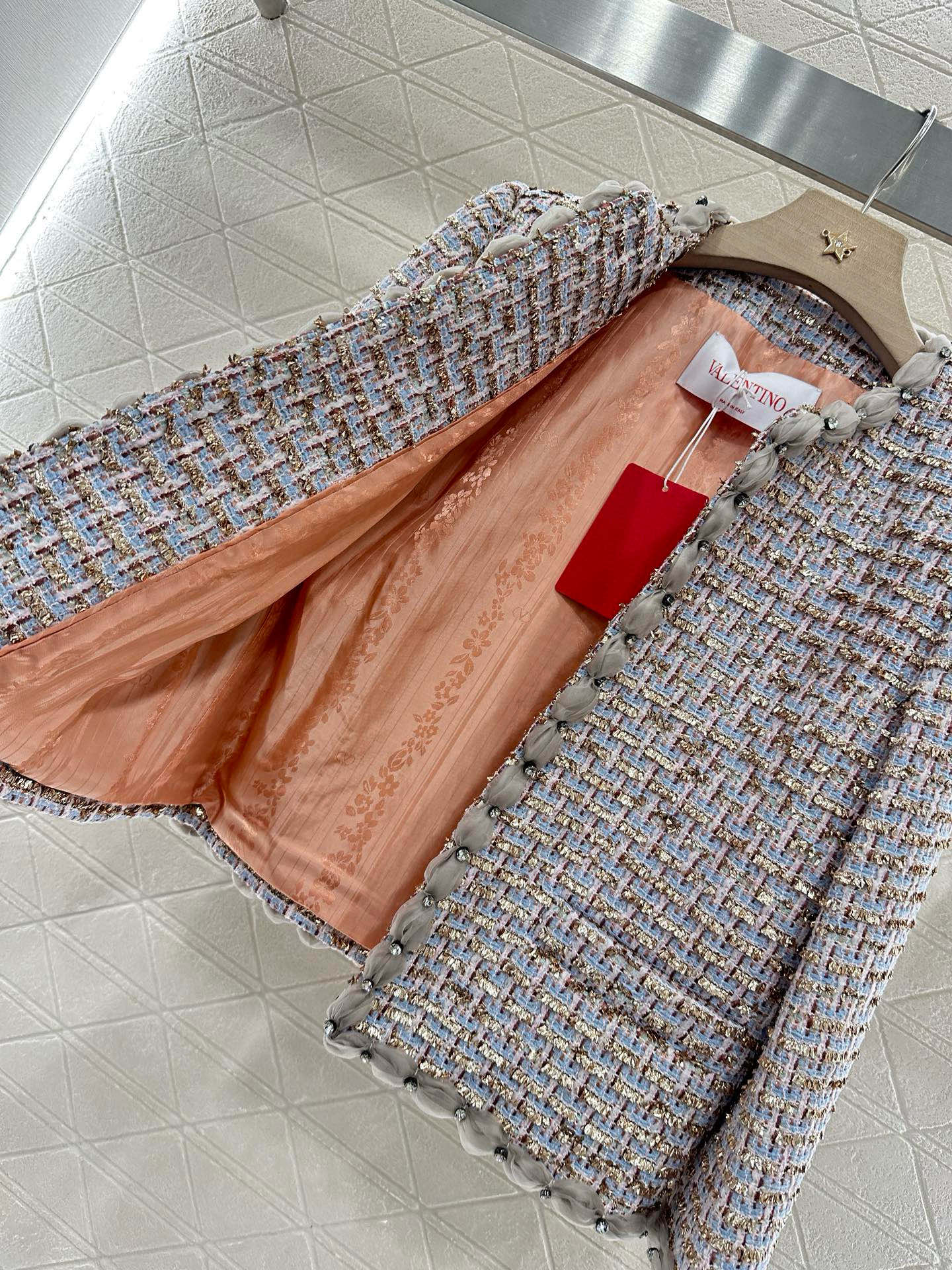 V 25 Round neck, tassels, skirt suits