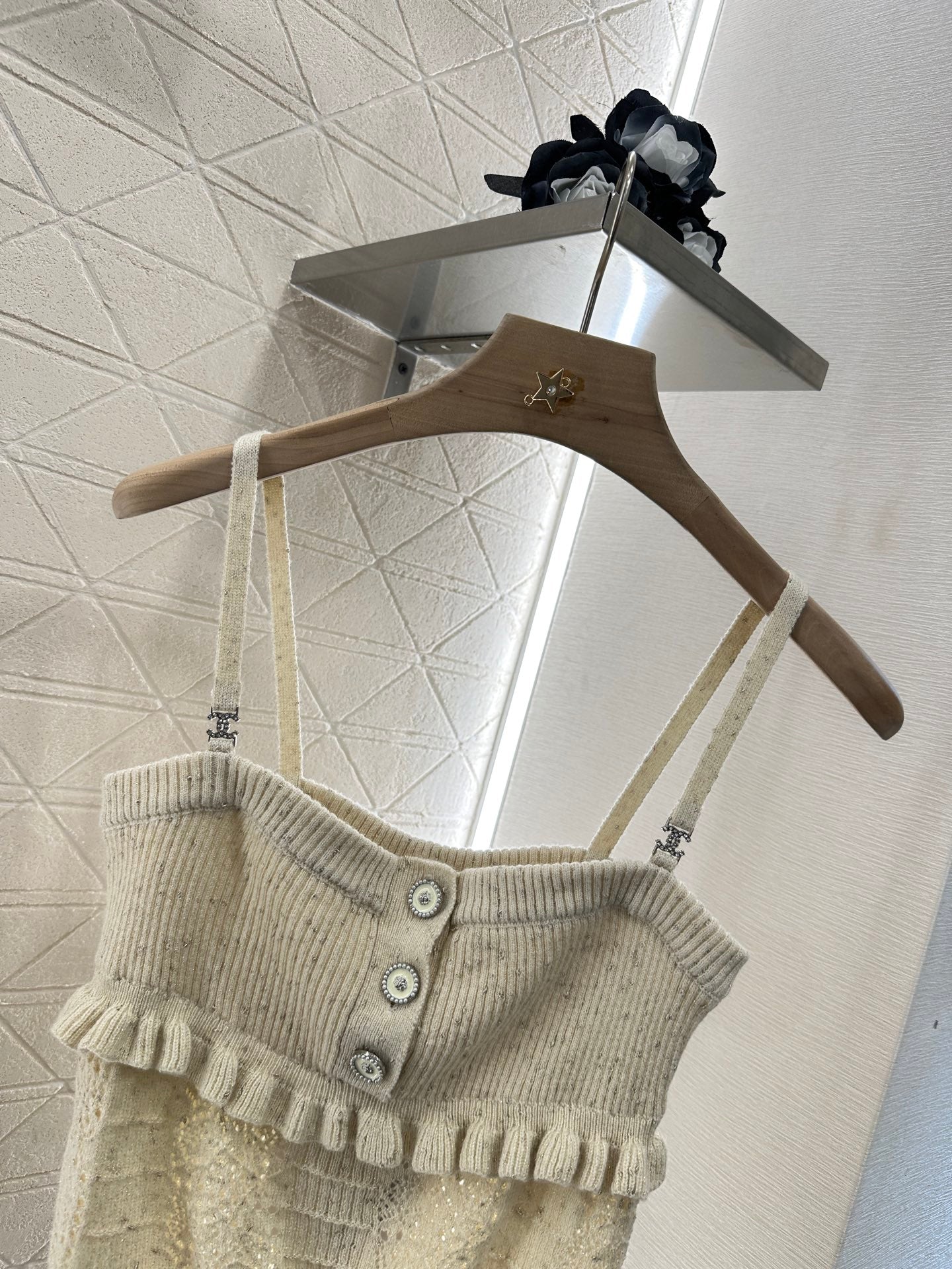 C 25 Knitted layered lace sling
