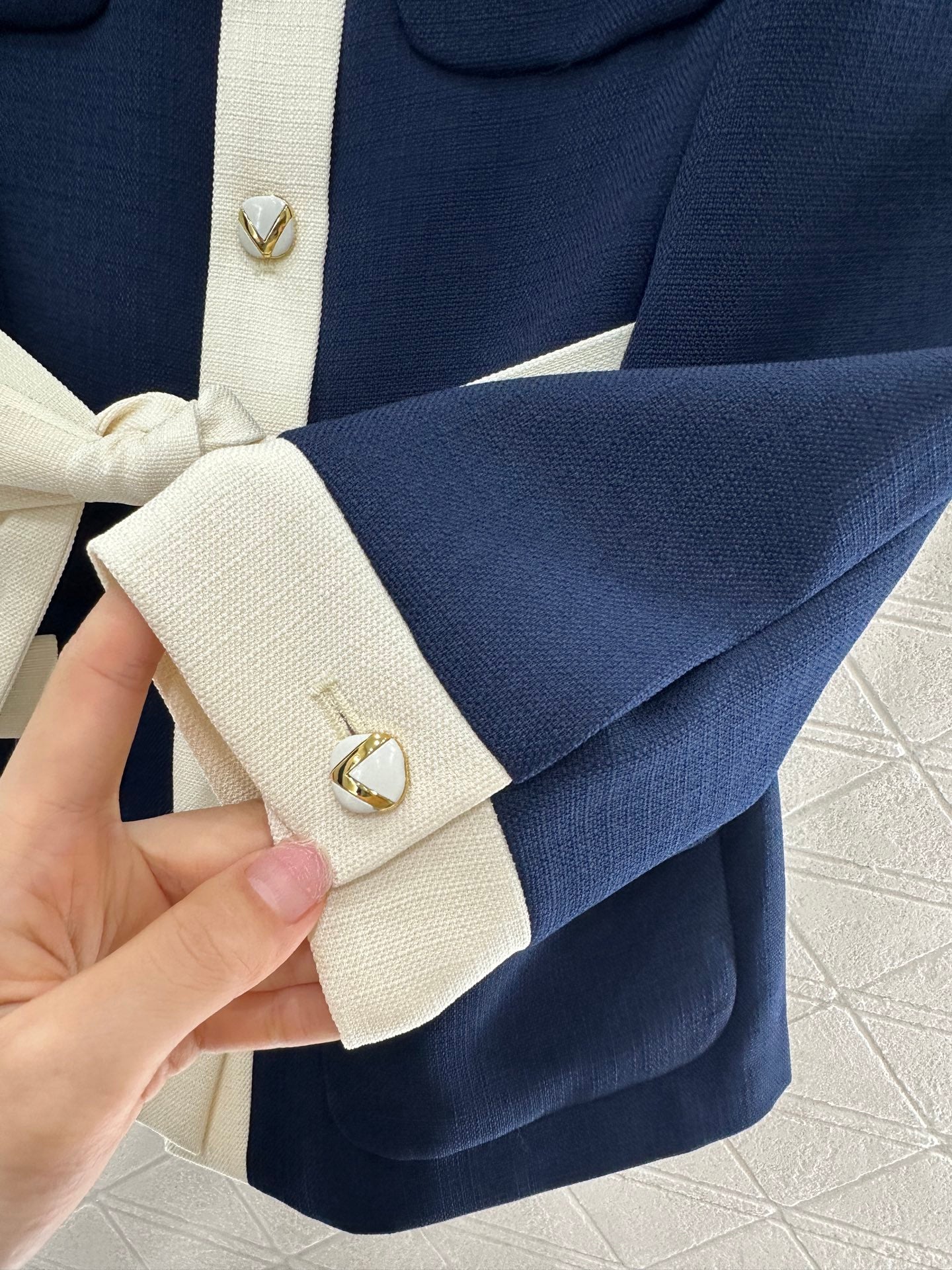 V 25 Lapel, silhouette, belt suit