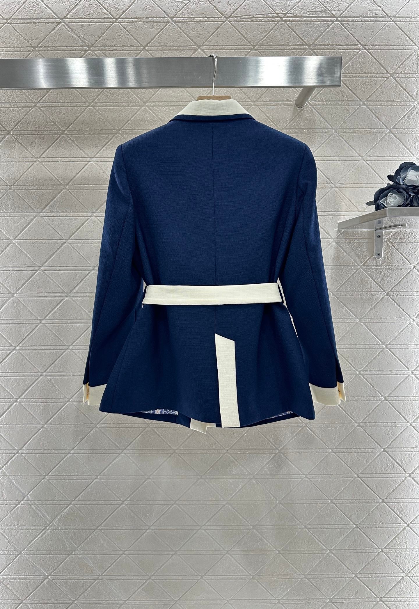 V 25 Lapel, silhouette, belt suit