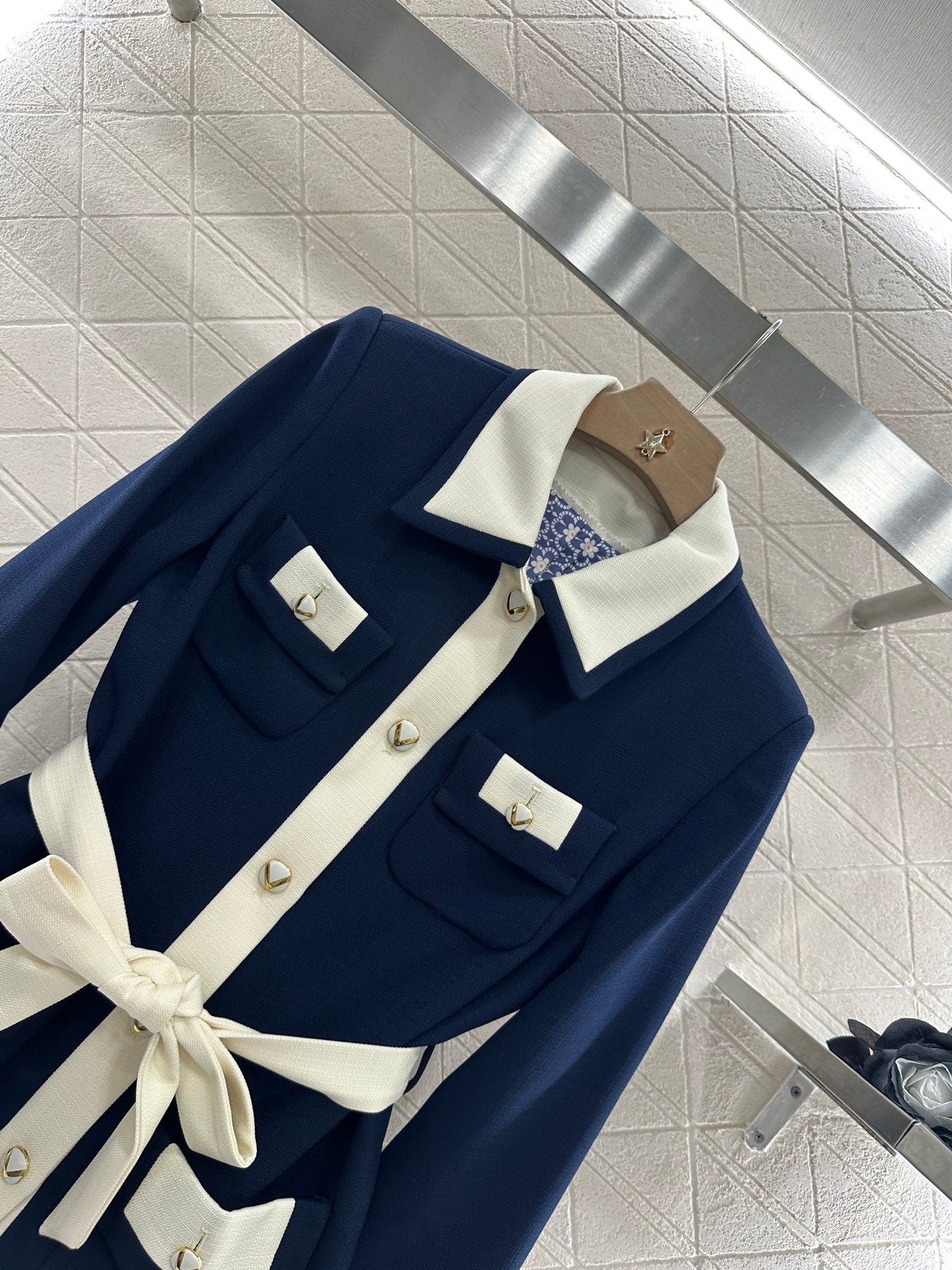 V 25 Lapel, silhouette, belt suit