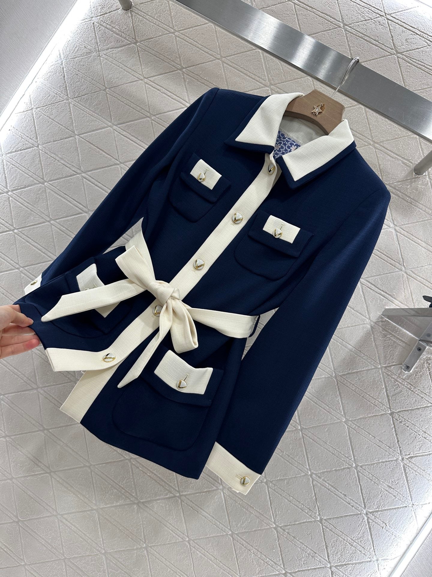 V 25 Lapel, silhouette, belt suit