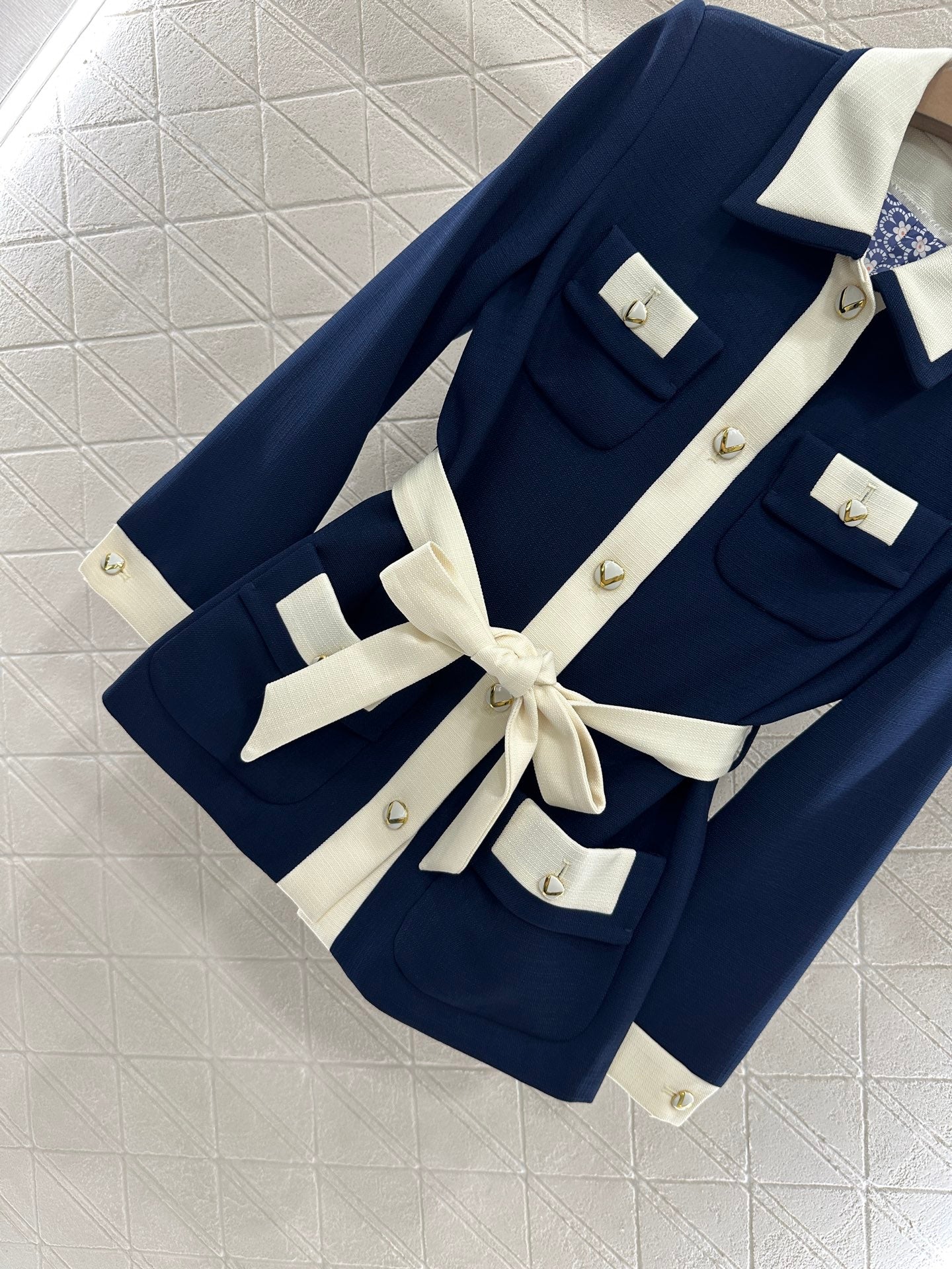 V 25 Lapel, silhouette, belt suit