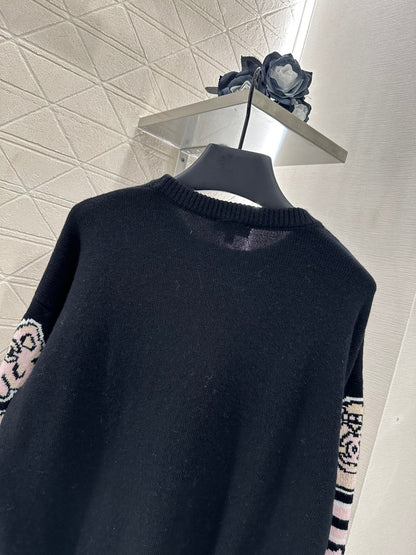 C 25 Comic-patterned crocheted letter knit sweater
