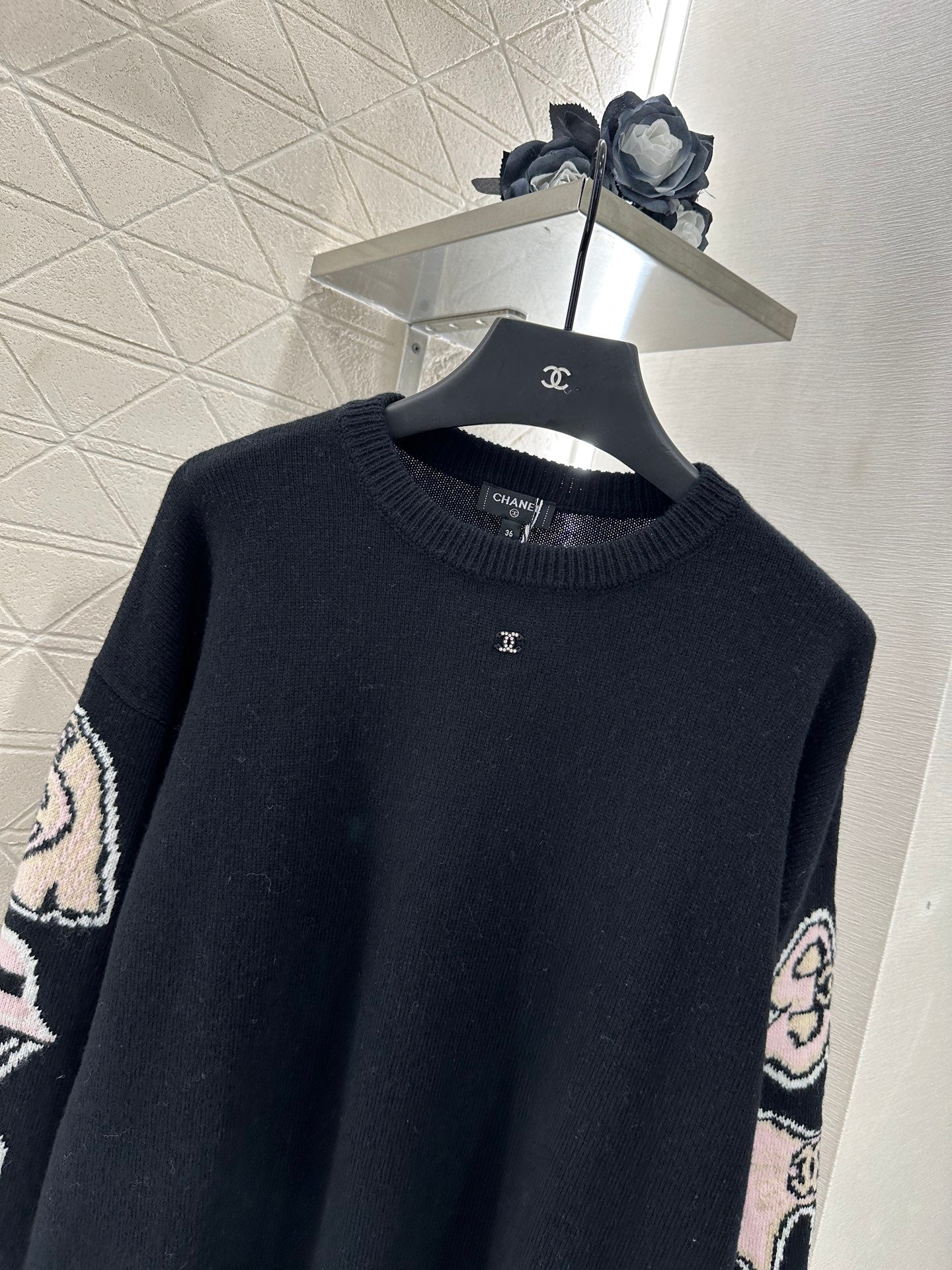 C 25 Comic-patterned crocheted letter knit sweater