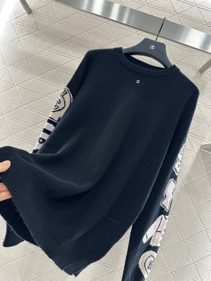 C 25 Comic-patterned crocheted letter knit sweater