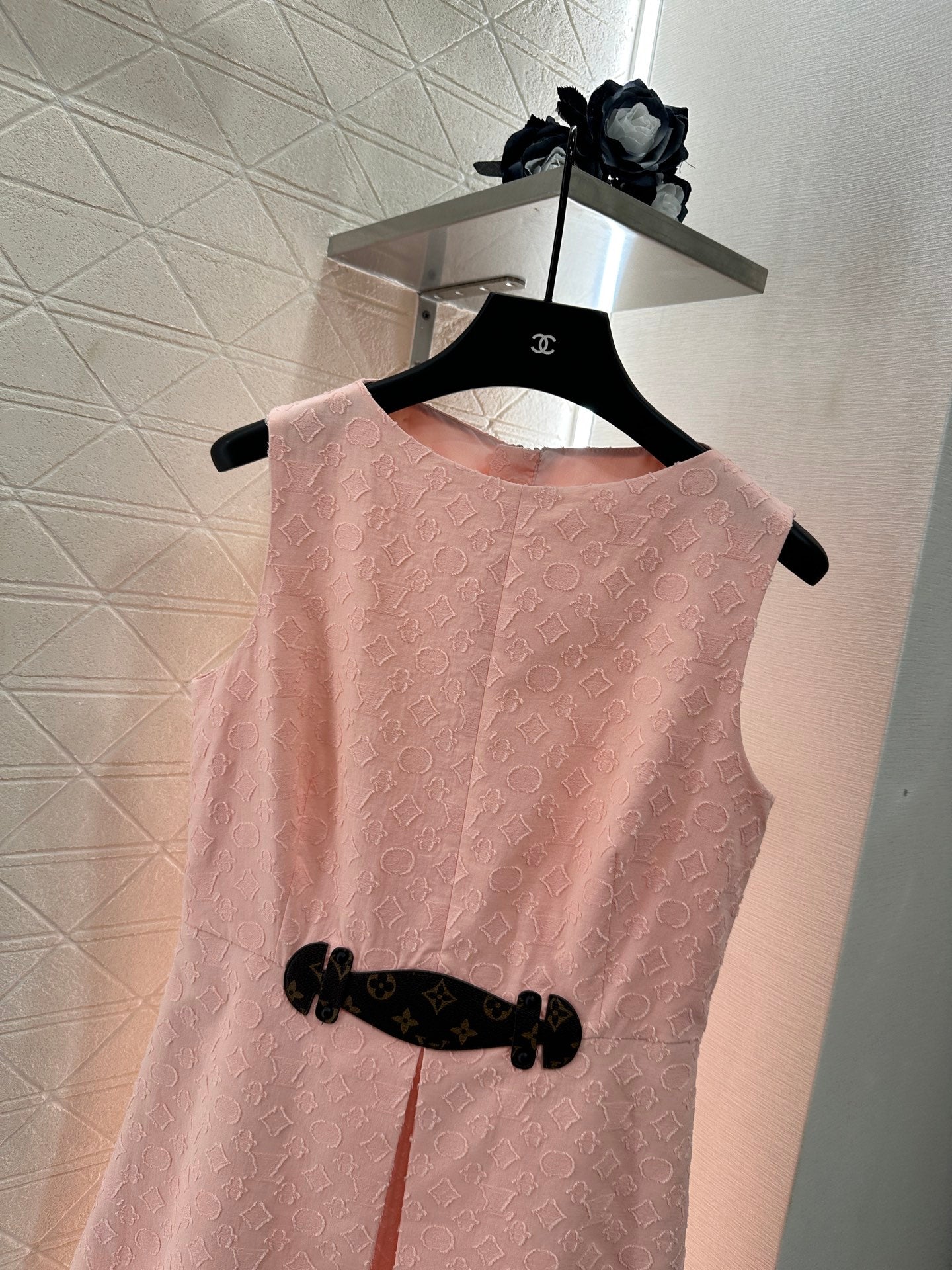 L 25 Embroidered waist-cinching sleeveless dress