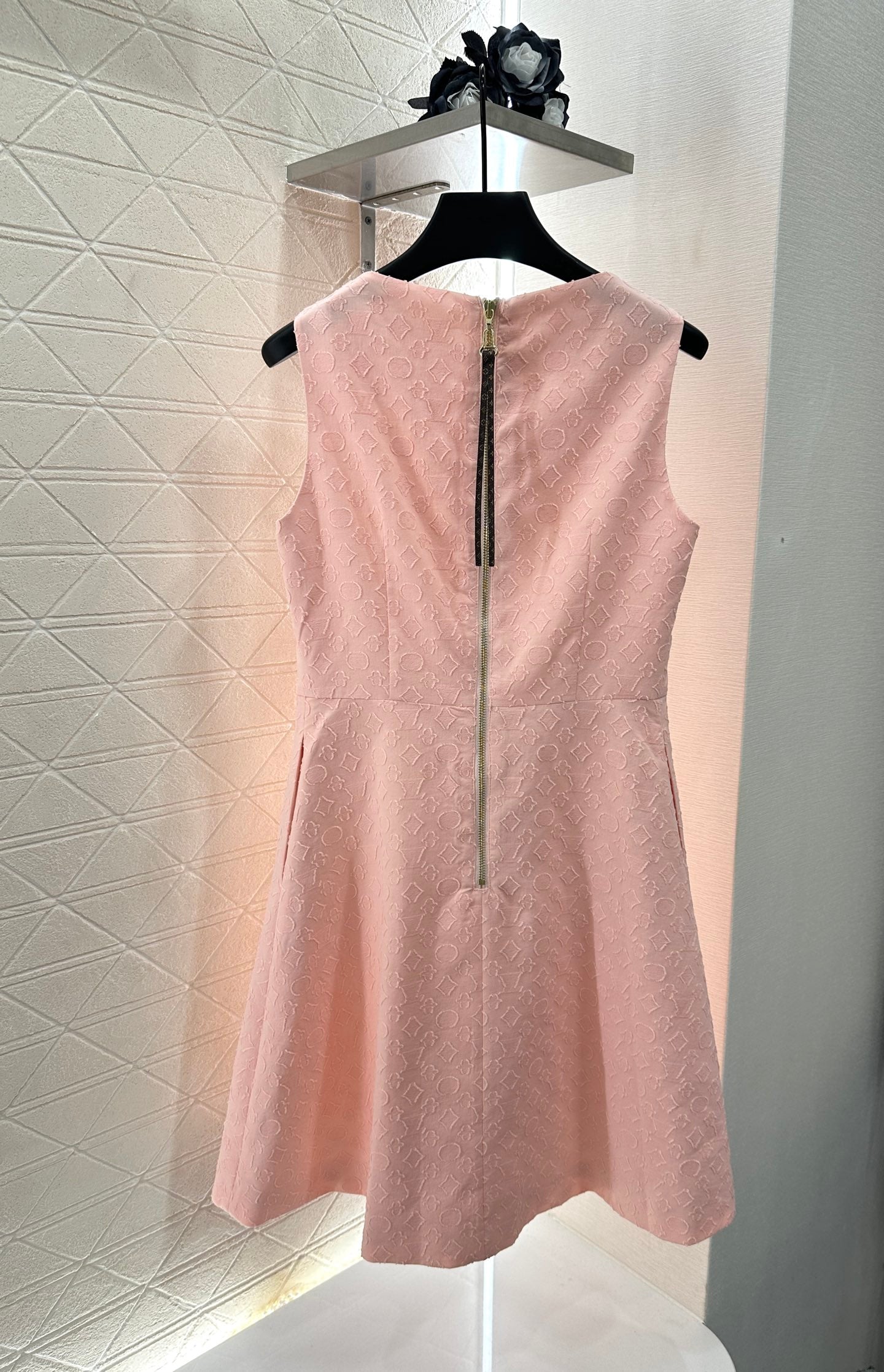 L 25 Embroidered waist-cinching sleeveless dress