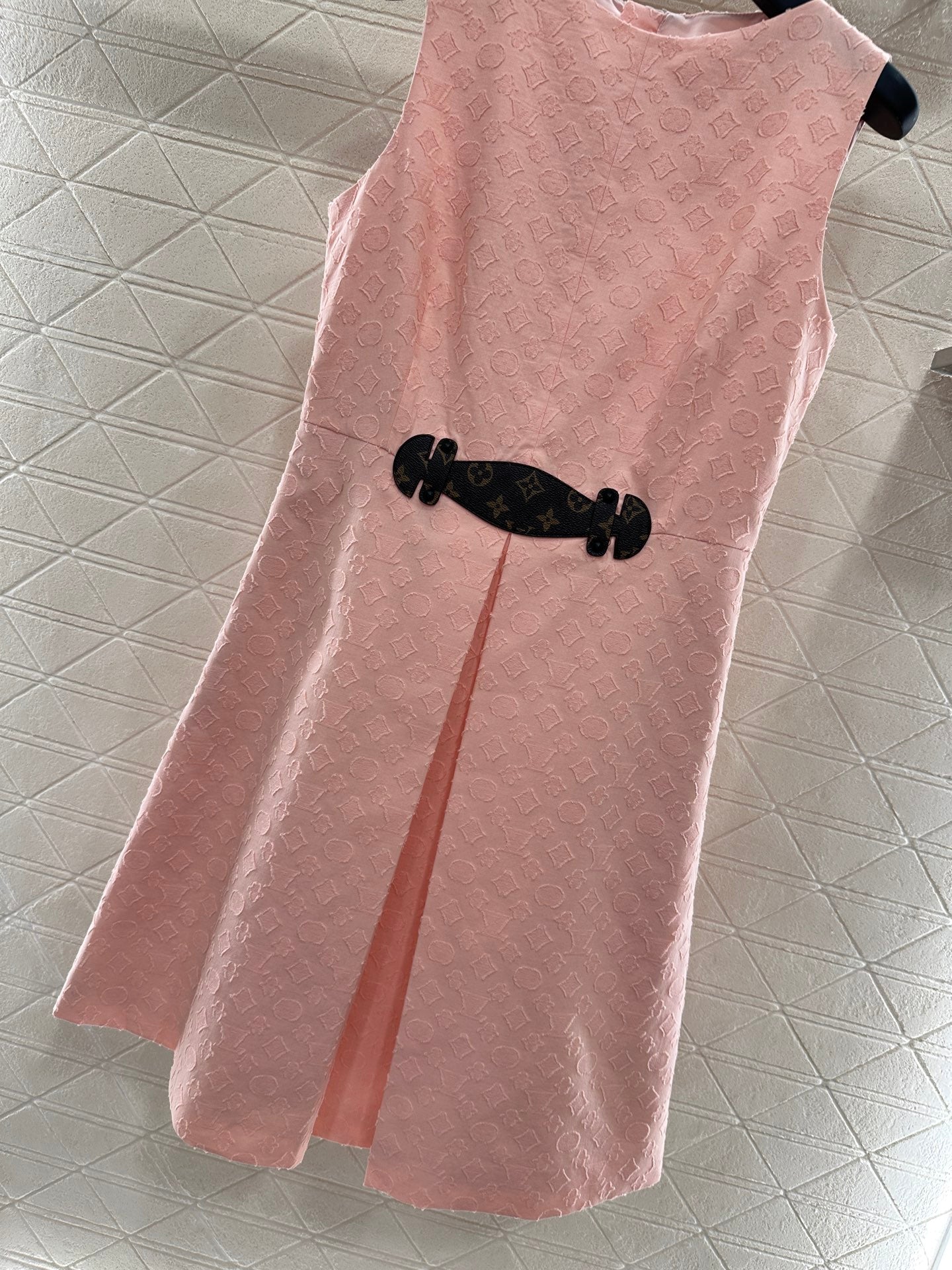 L 25 Embroidered waist-cinching sleeveless dress