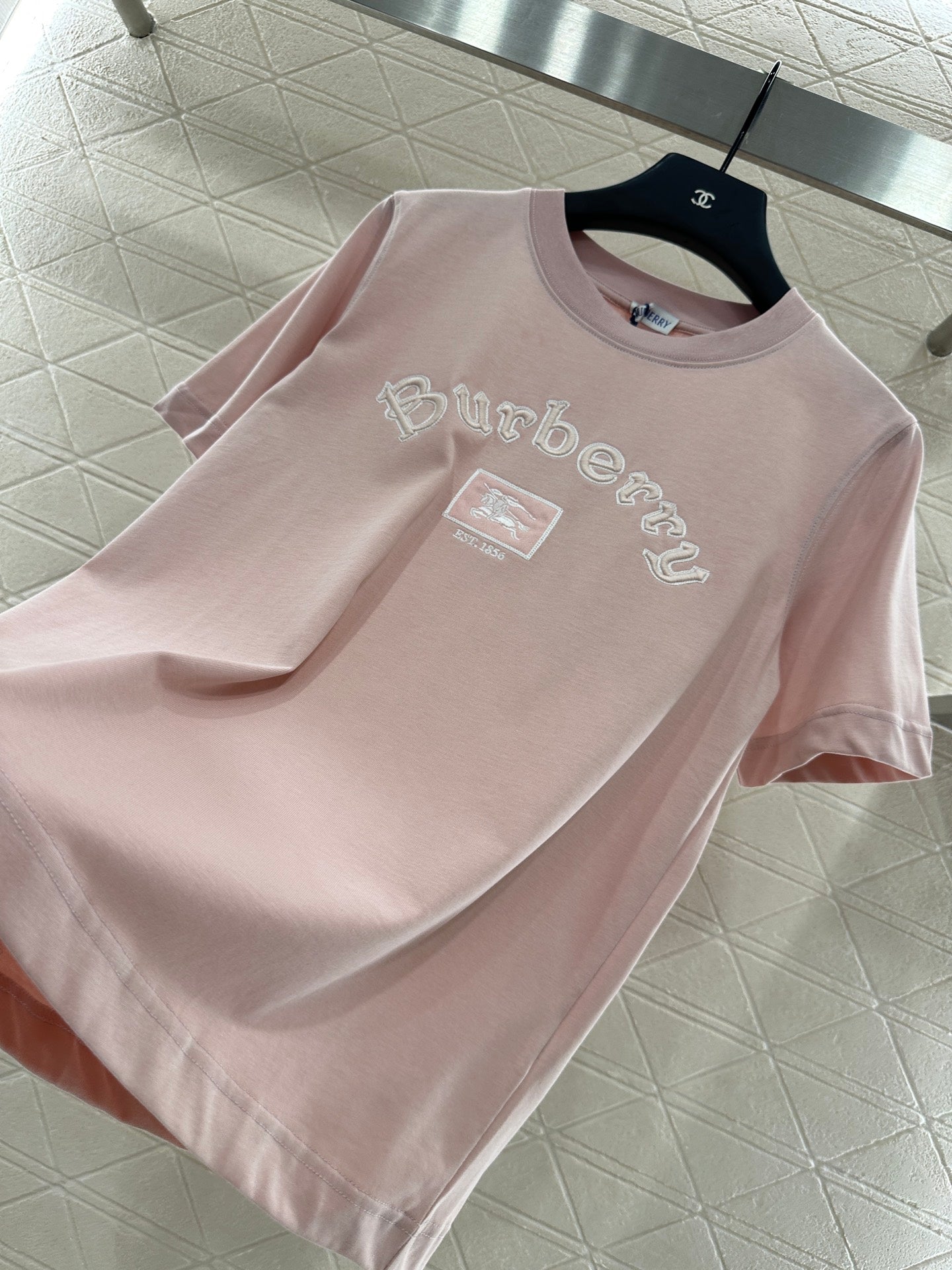 BU 25 Round-neck embroidered warhorse 𝑇𝑒𝑒