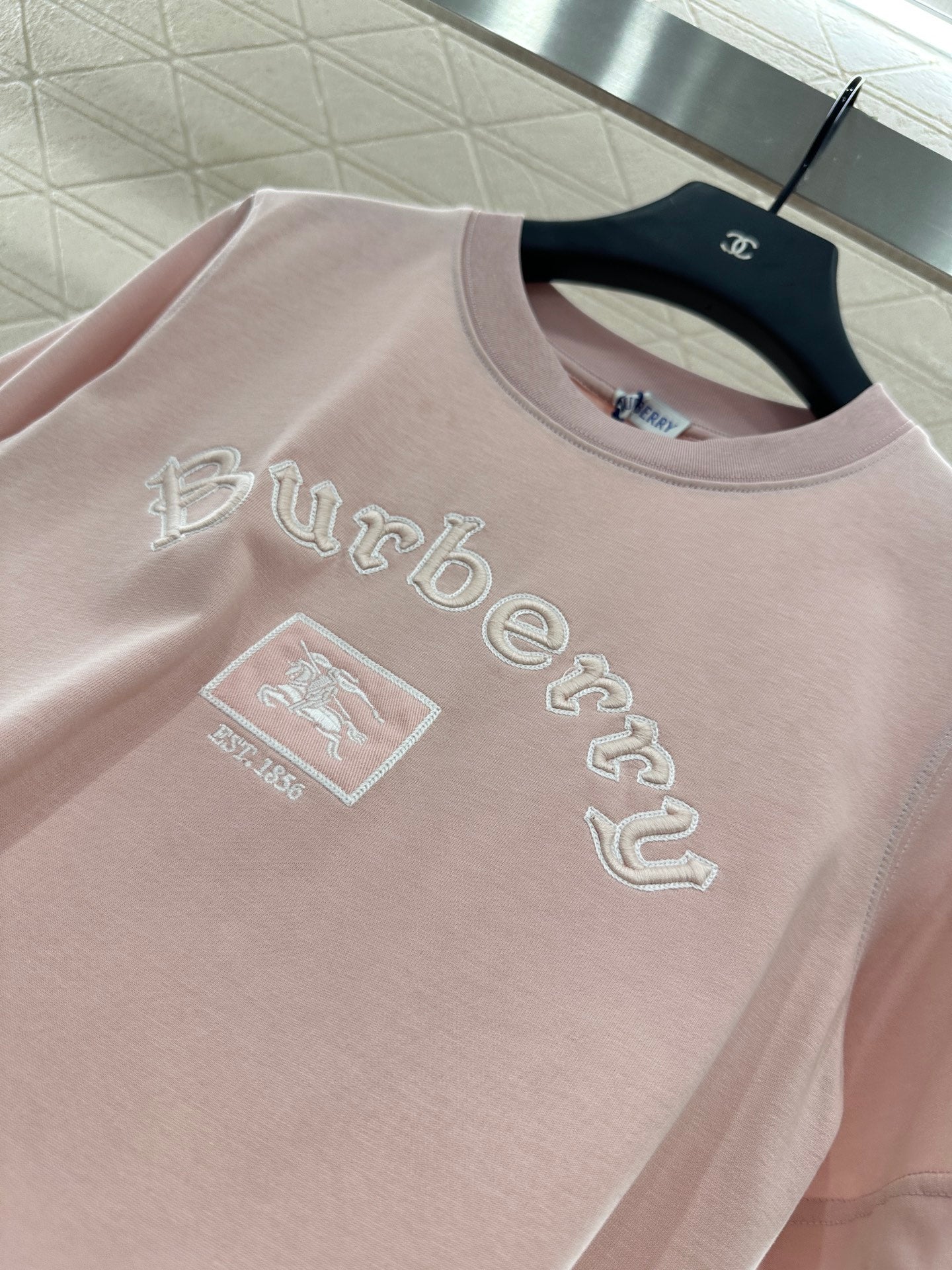 BU 25 Round-neck embroidered warhorse 𝑇𝑒𝑒