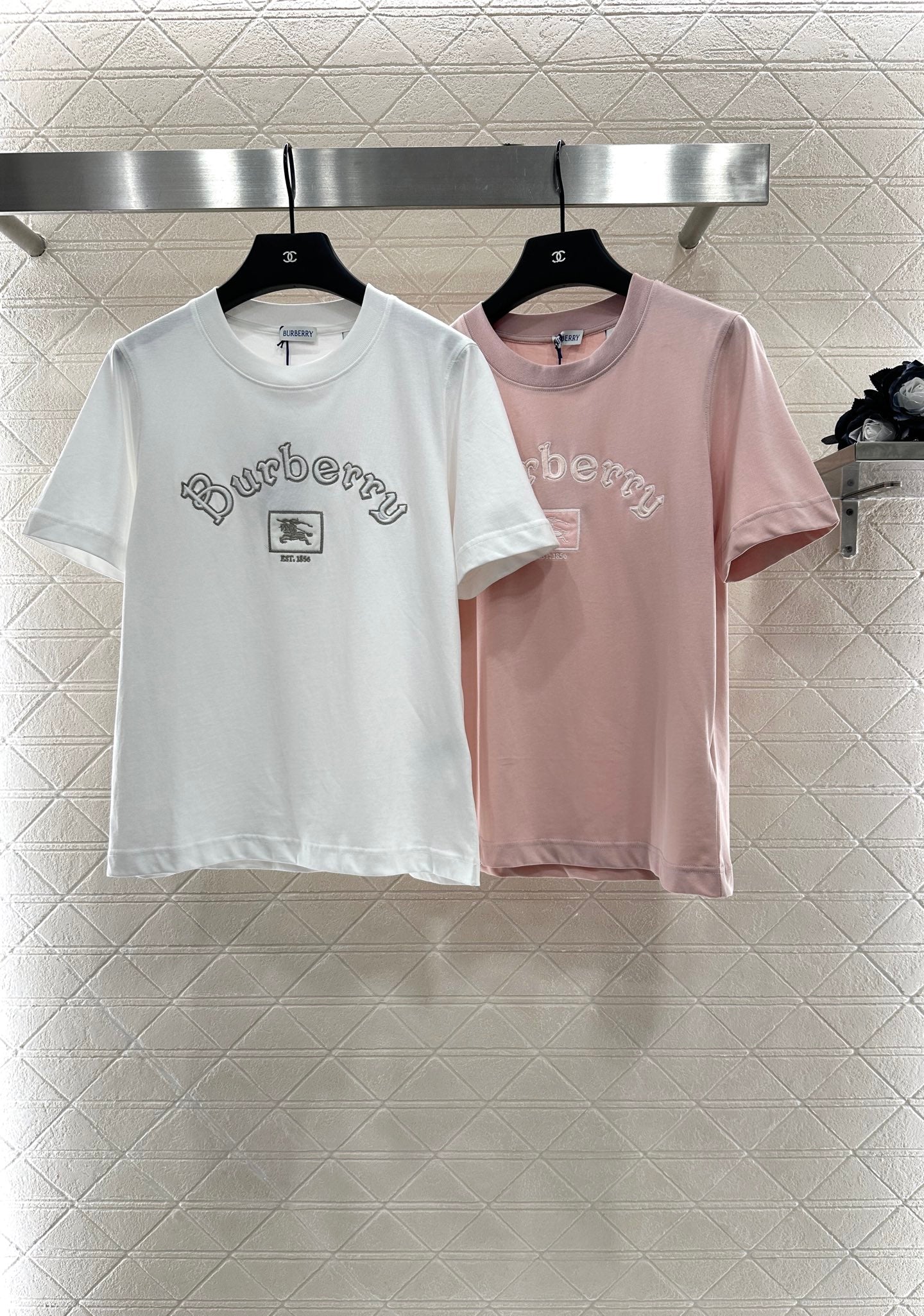 BU 25 Round-neck embroidered warhorse 𝑇𝑒𝑒