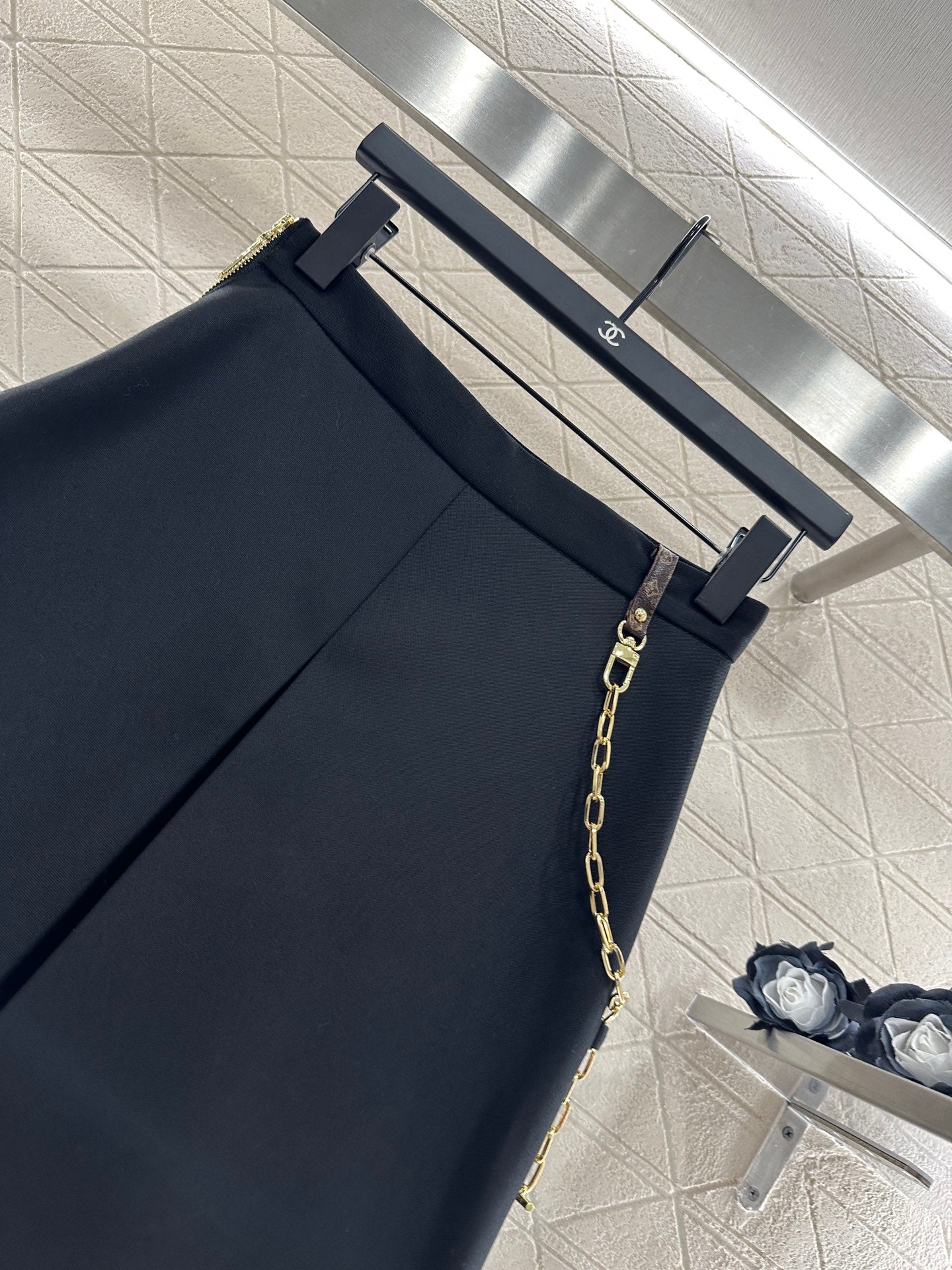 L 25 Simple necklace-embellished skirt