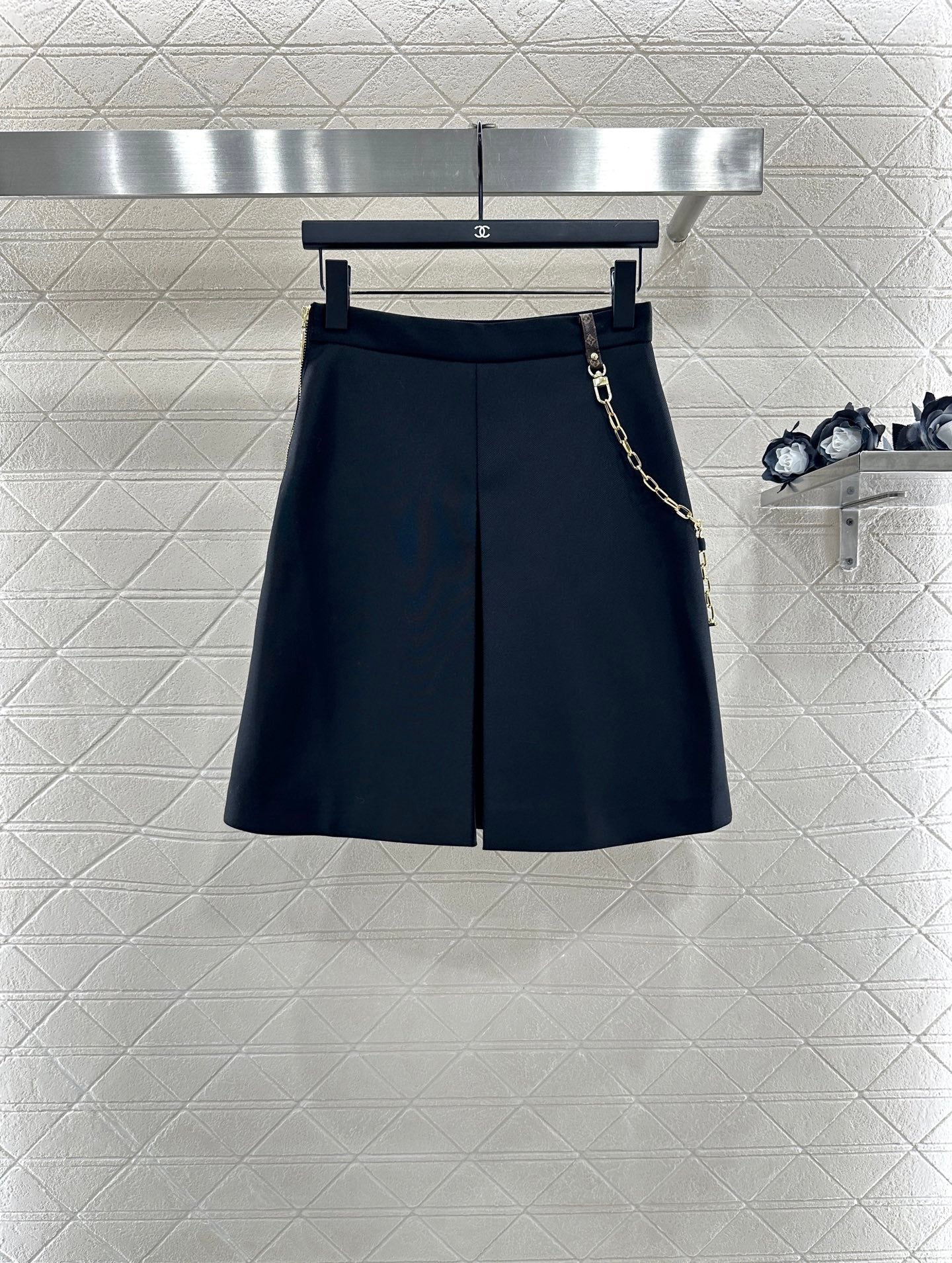 L 25 Simple necklace-embellished skirt