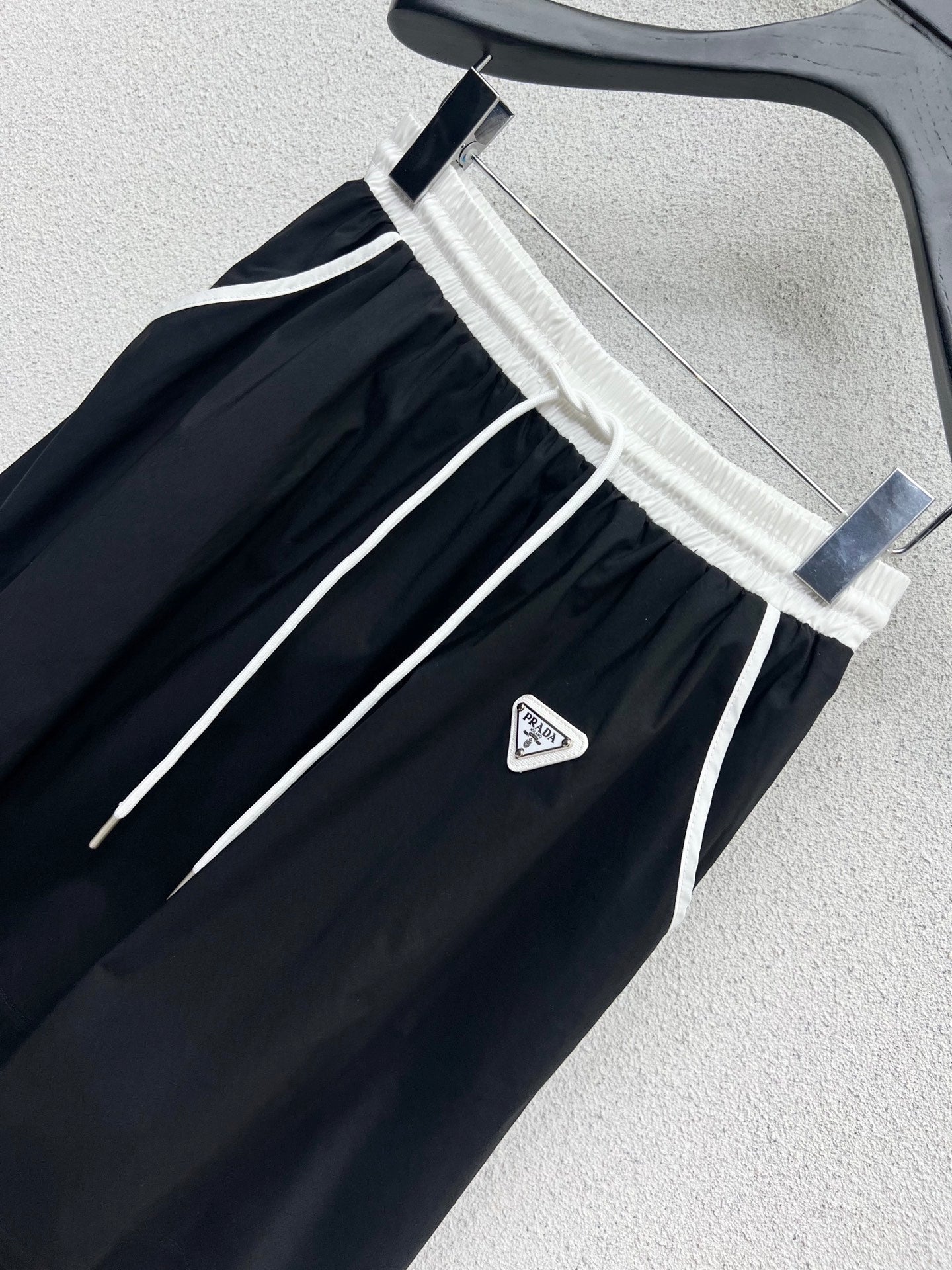 P 25 Triangle label elastic waist half skirt