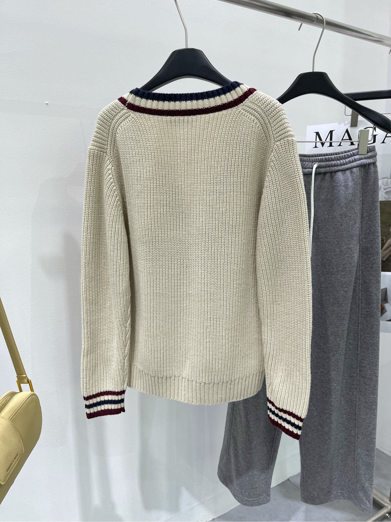 M 25Ss apricot red edged V-neck cardigan