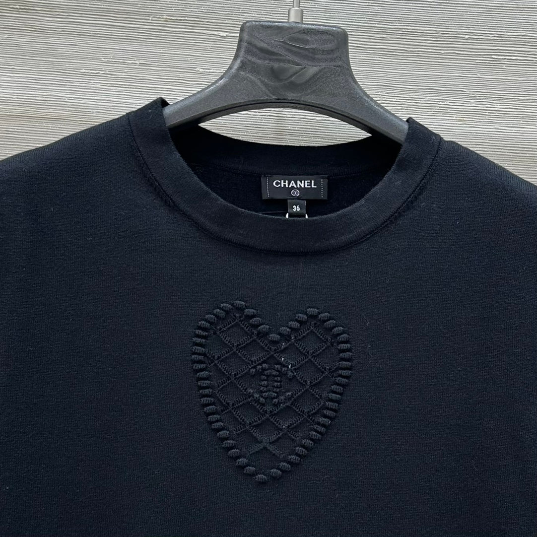 C 25 nouveaux produits, j'adore le haut à manches courtes en tricot double C 