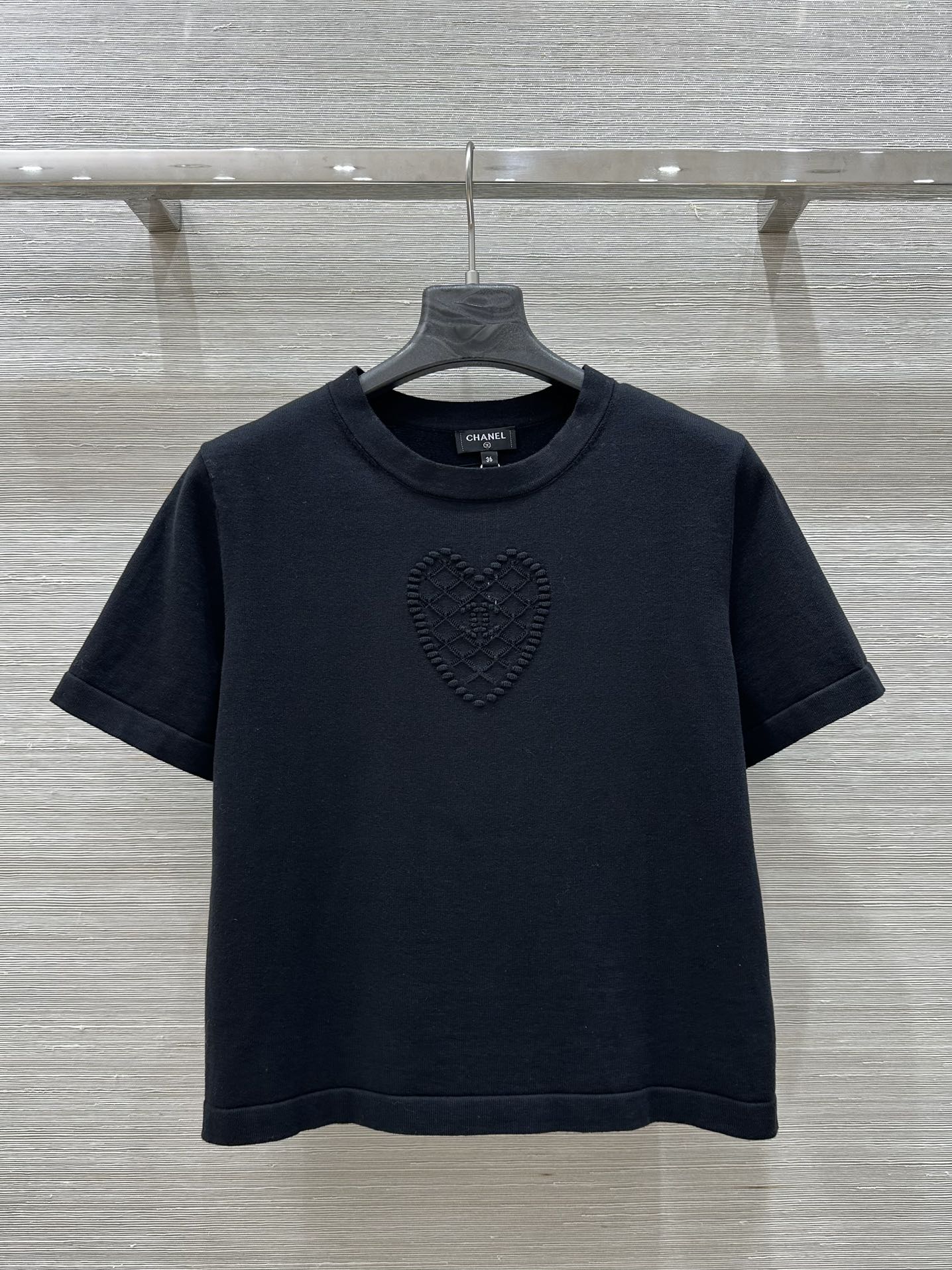 C 25 nouveaux produits, j'adore le haut à manches courtes en tricot double C 