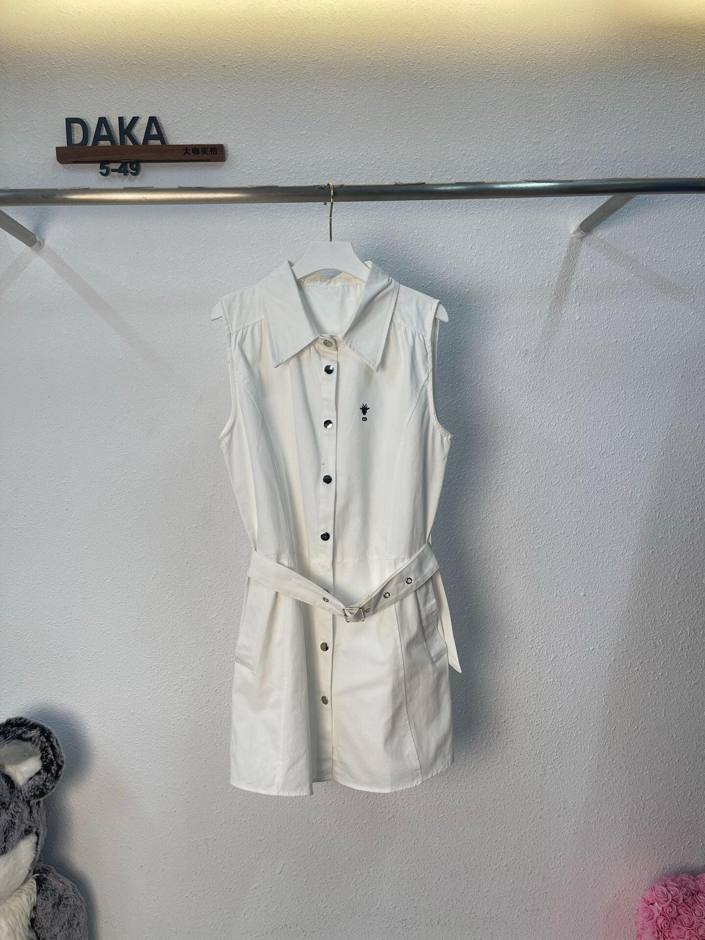 D 25 Robes chemises blanches sans manches avec gilet et ceinture 