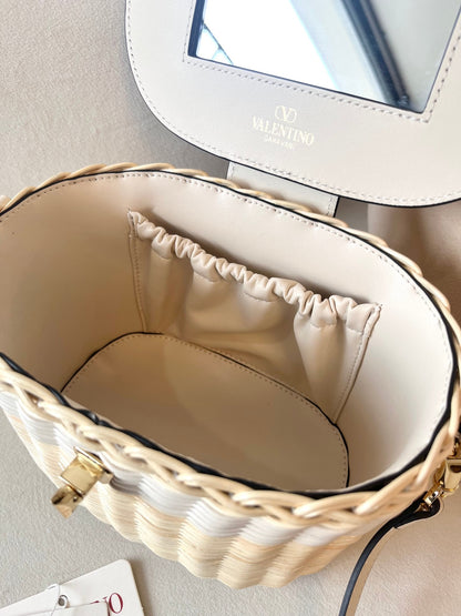 V 25 Wicker cosmetic case bag.