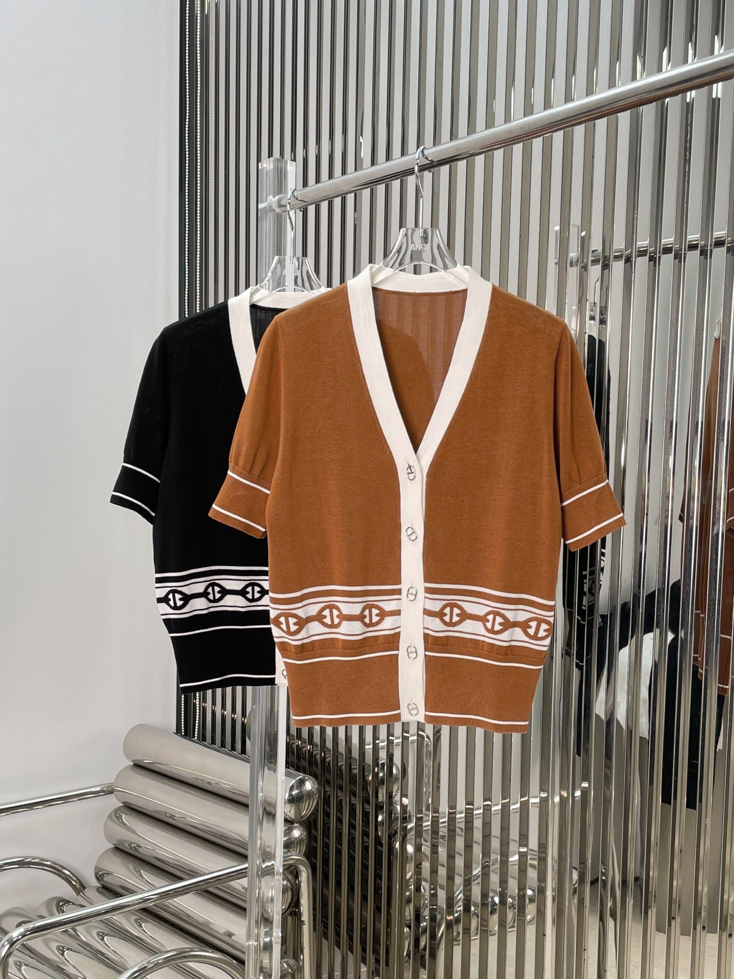 Cardigan en tricot jacquard à manches courtes et col en V H 25 