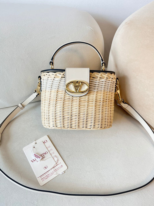 V 25 Wicker cosmetic case bag.