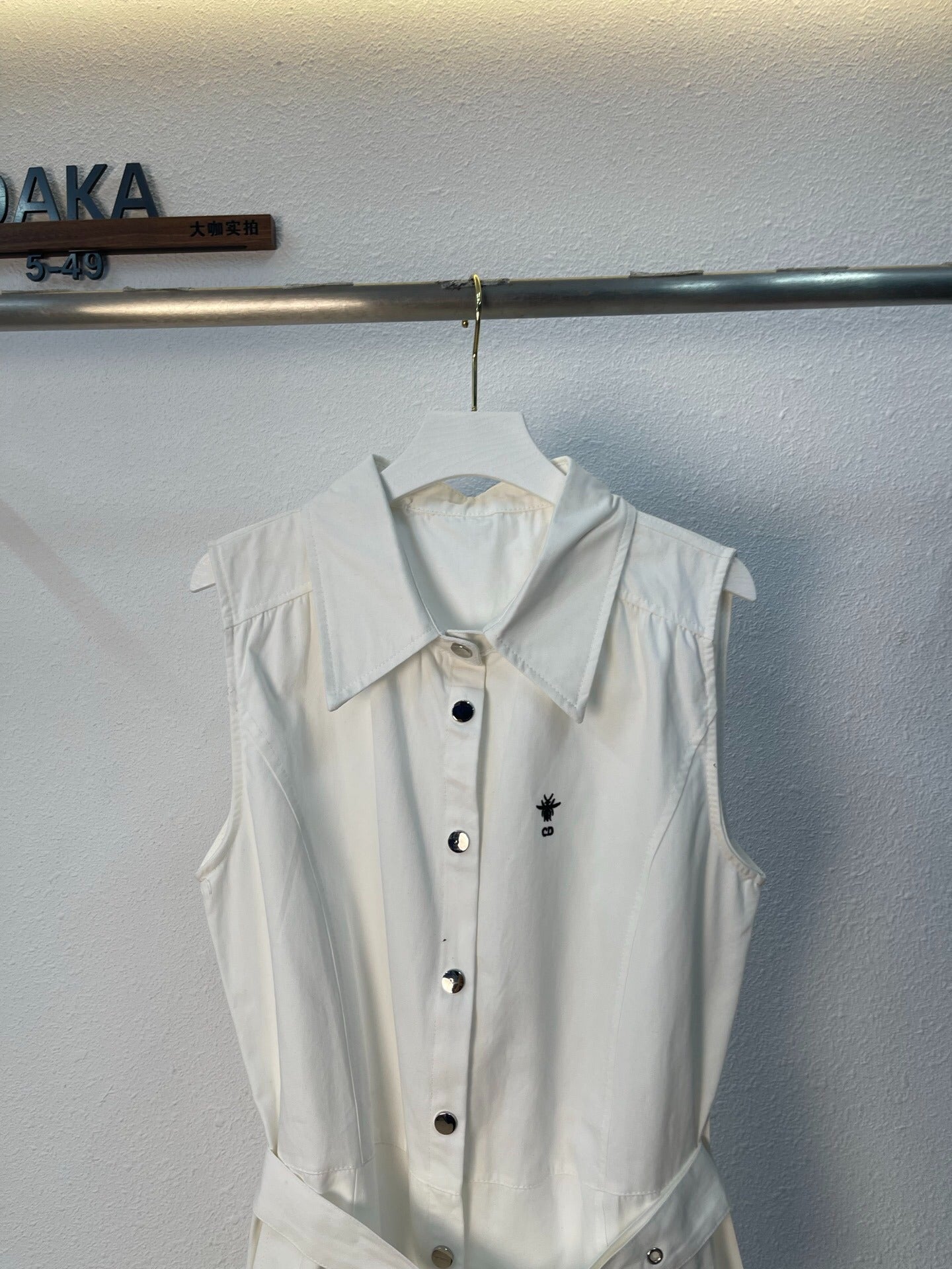 D 25 Robes chemises blanches sans manches avec gilet et ceinture 