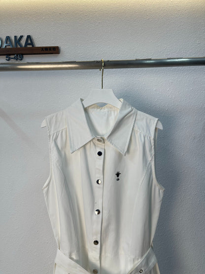 D 25 Robes chemises blanches sans manches avec gilet et ceinture 