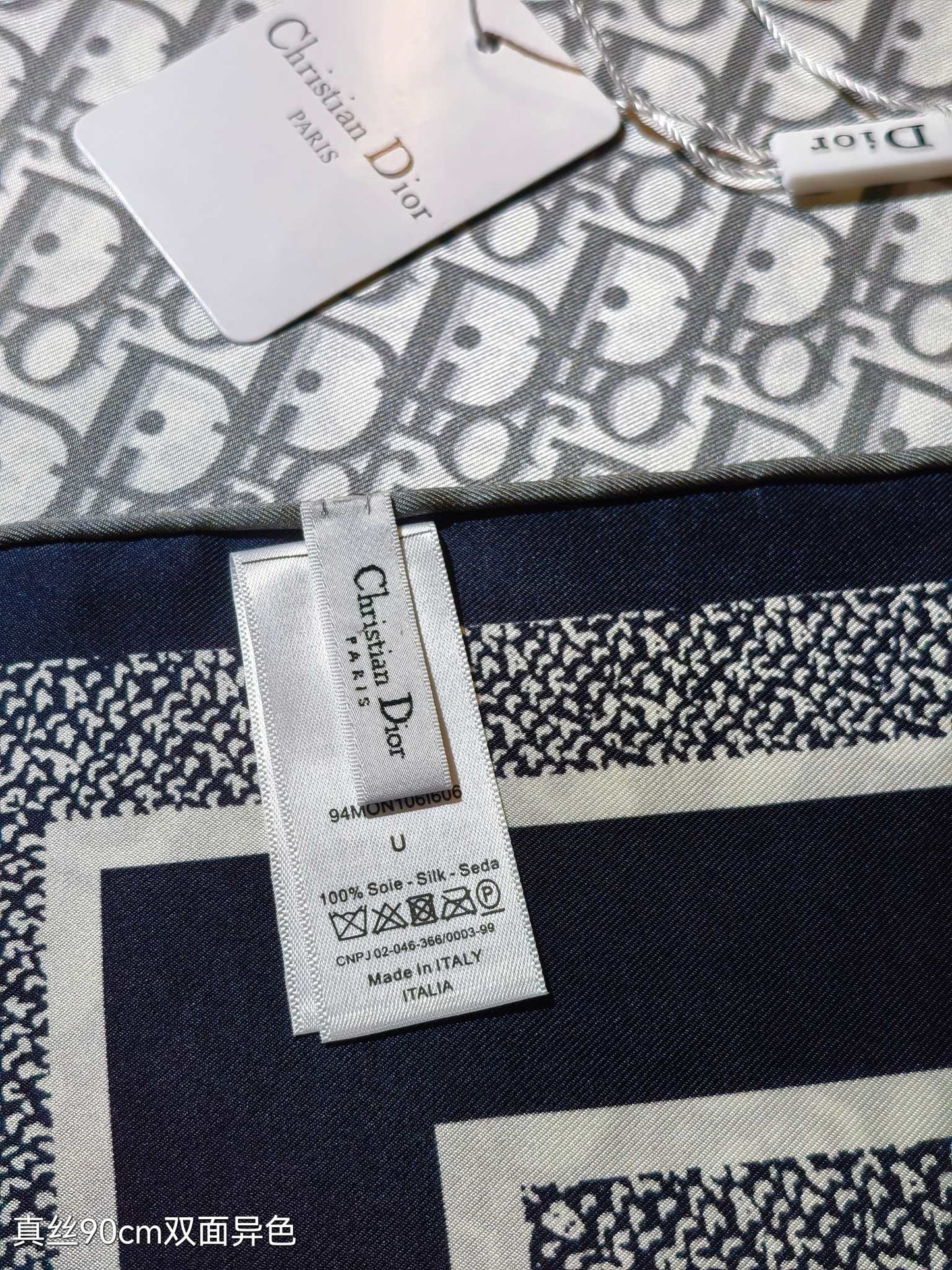 D 25 Double-sided, full-printed silk scarf