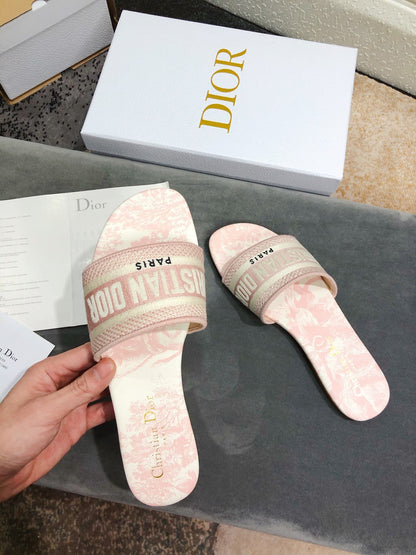 D 25 Spring/Summer New Embroidery Slippers