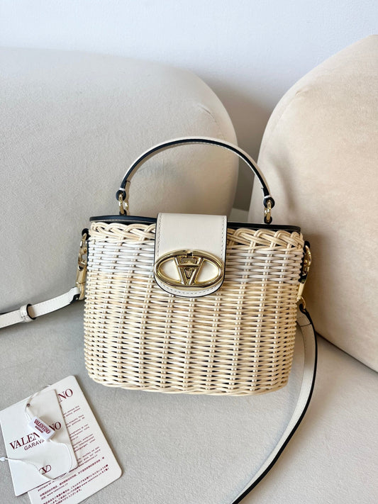 V 25 Wicker cosmetic case bag.
