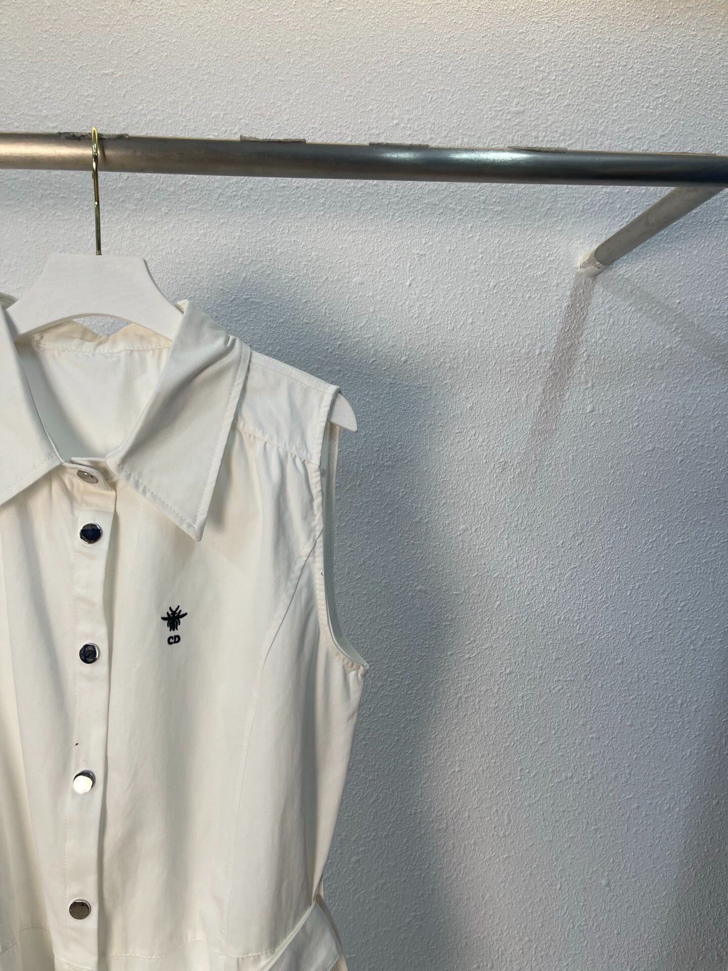 D 25 Robes chemises blanches sans manches avec gilet et ceinture 