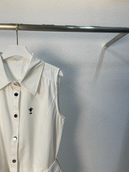 D 25 Robes chemises blanches sans manches avec gilet et ceinture 