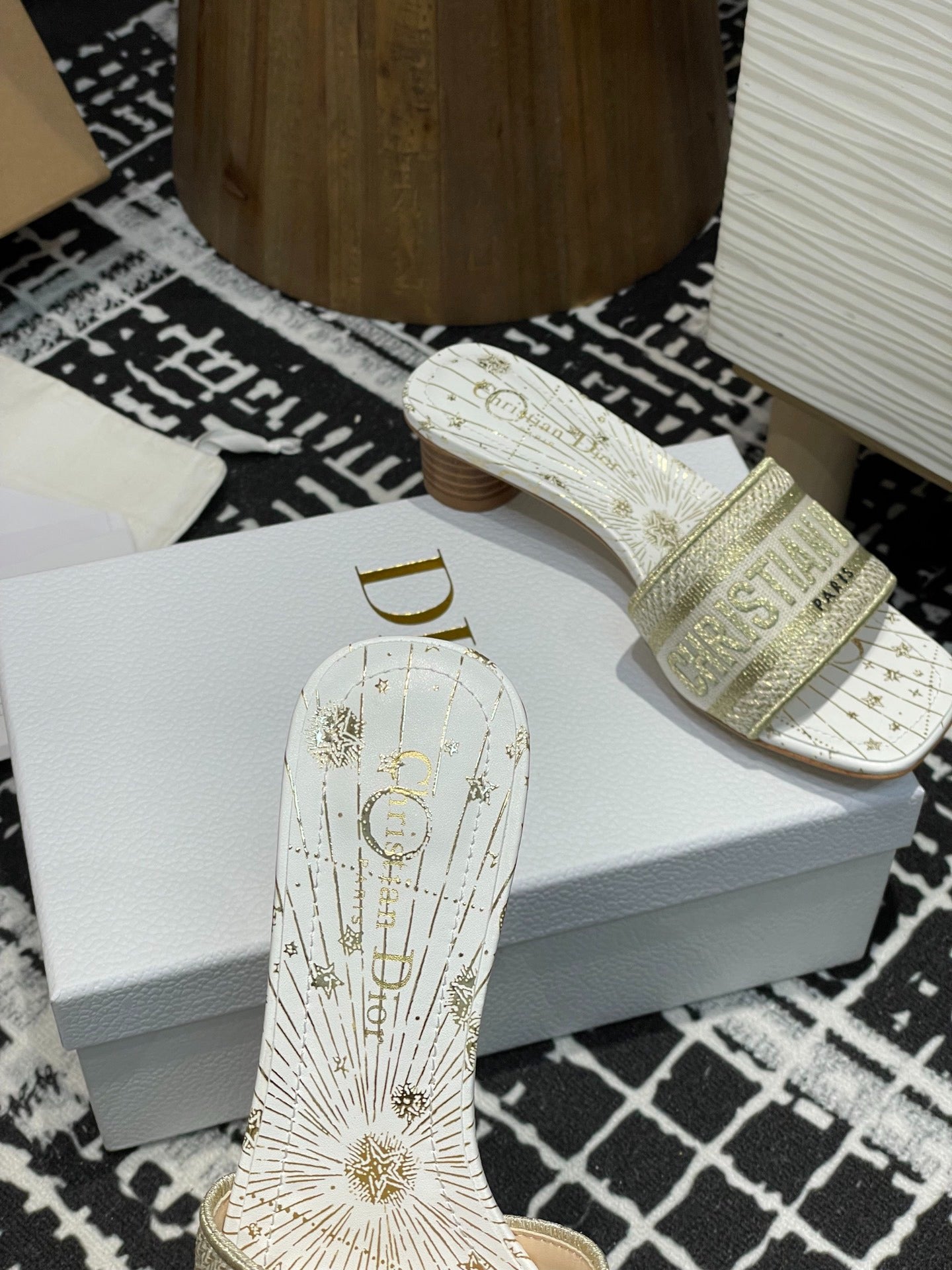 D 25 Spring/Summer New Embroidery Slippers